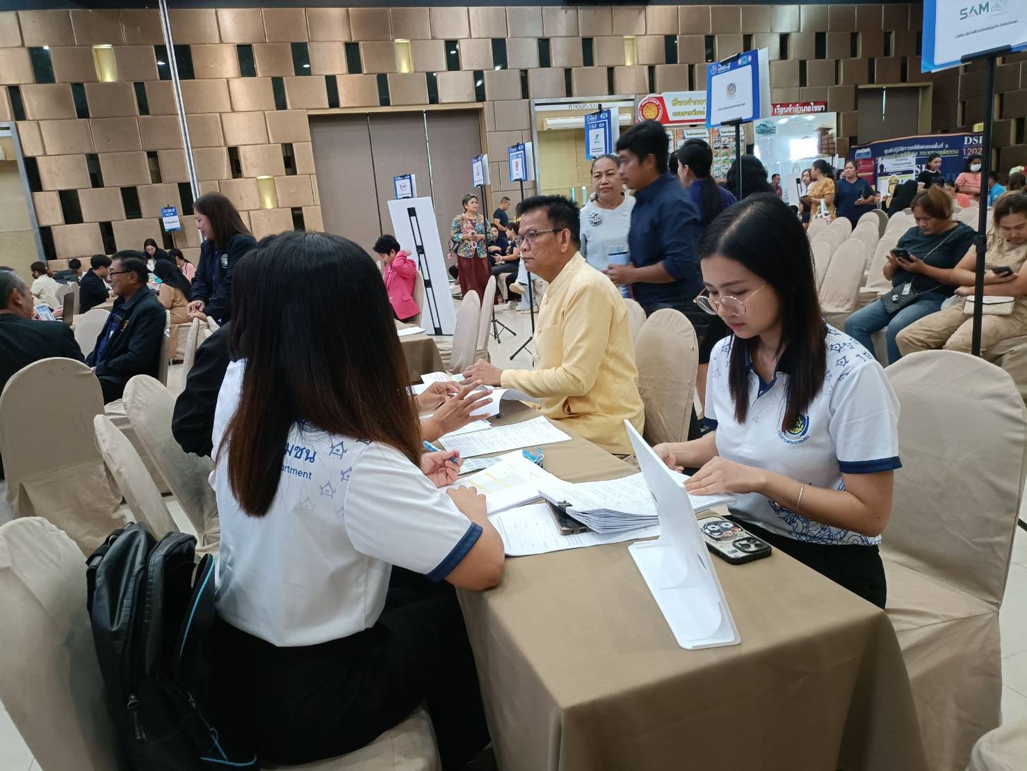 พช.สุราษฎร์ธานี จัดมหกรรมแก้หนี้ สร้างวิถีแห่งความเป็นธรรม ปีที่ 2 พร้อมคลินิกแก้หนี้เคลื่อนที่ (Clinic Mobile) ให้คำปรึกษาลูกหนี้กองทุนพัฒนาบทบาทสตรี