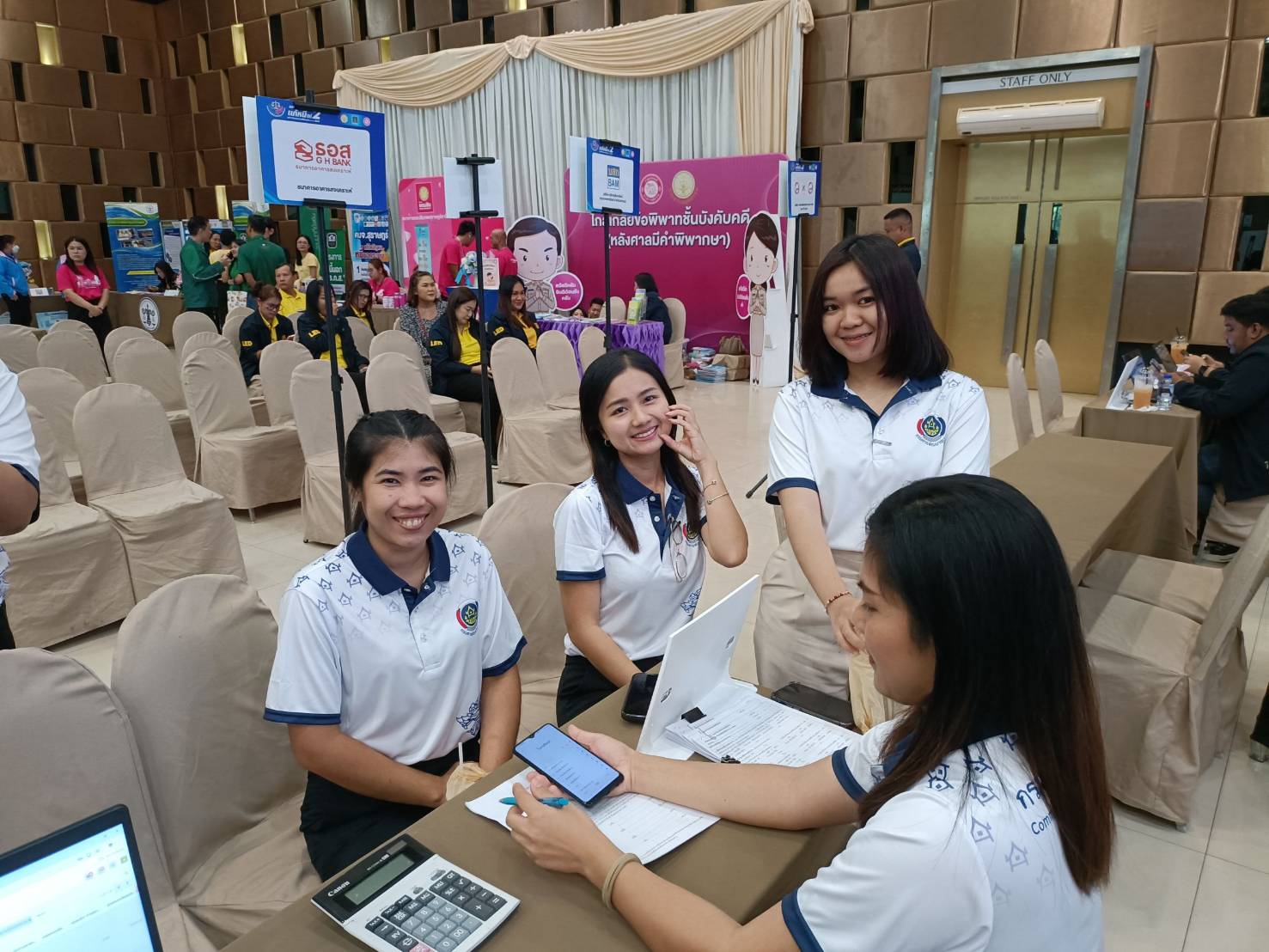 พช.สุราษฎร์ธานี จัดมหกรรมแก้หนี้ สร้างวิถีแห่งความเป็นธรรม ปีที่ 2 พร้อมคลินิกแก้หนี้เคลื่อนที่ (Clinic Mobile) ให้คำปรึกษาลูกหนี้กองทุนพัฒนาบทบาทสตรี