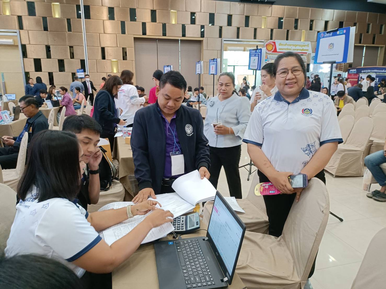 พช.สุราษฎร์ธานี จัดมหกรรมแก้หนี้ สร้างวิถีแห่งความเป็นธรรม ปีที่ 2 พร้อมคลินิกแก้หนี้เคลื่อนที่ (Clinic Mobile) ให้คำปรึกษาลูกหนี้กองทุนพัฒนาบทบาทสตรี