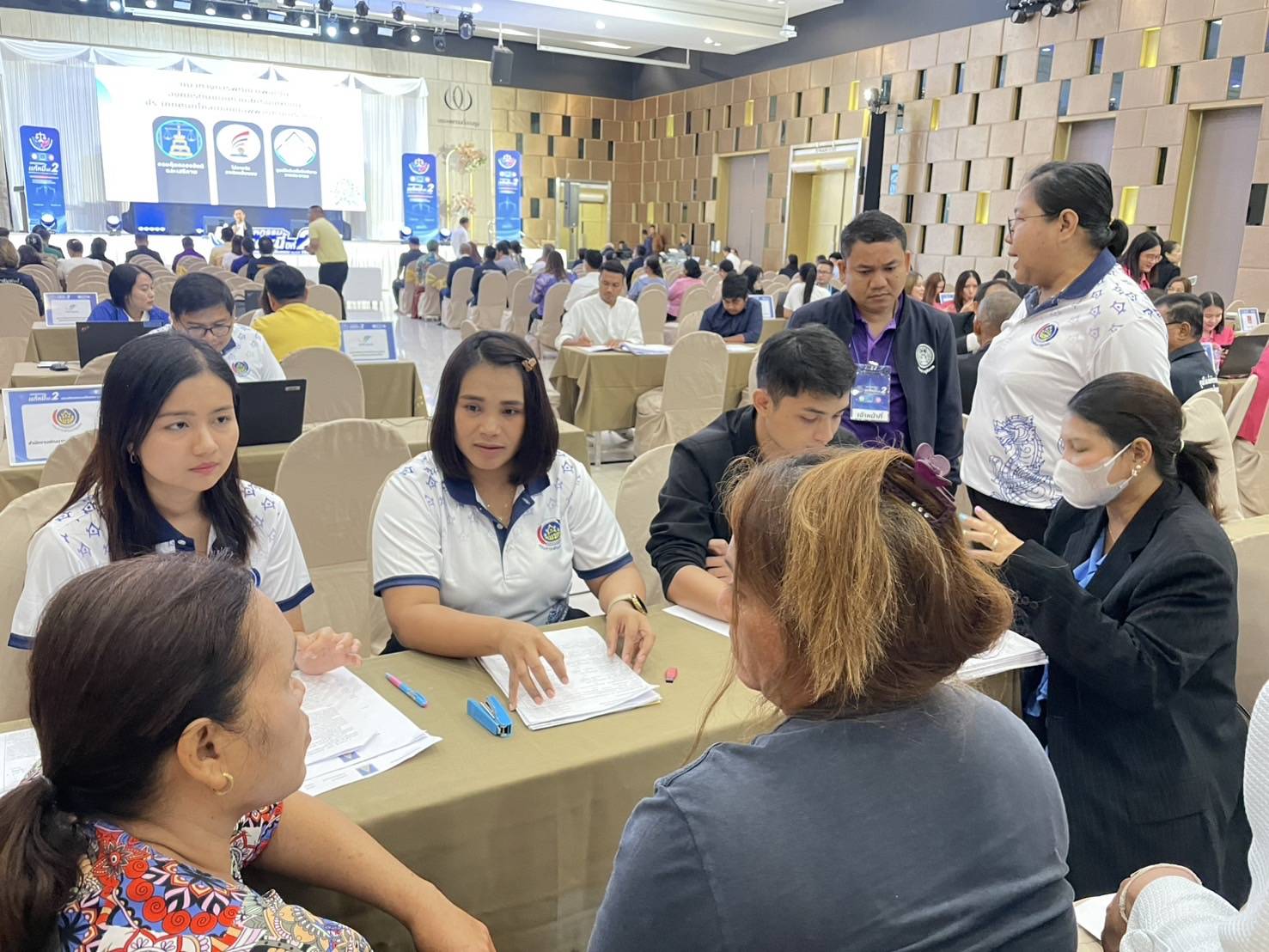 พช.สุราษฎร์ธานี จัดมหกรรมแก้หนี้ สร้างวิถีแห่งความเป็นธรรม ปีที่ 2 พร้อมคลินิกแก้หนี้เคลื่อนที่ (Clinic Mobile) ให้คำปรึกษาลูกหนี้กองทุนพัฒนาบทบาทสตรี