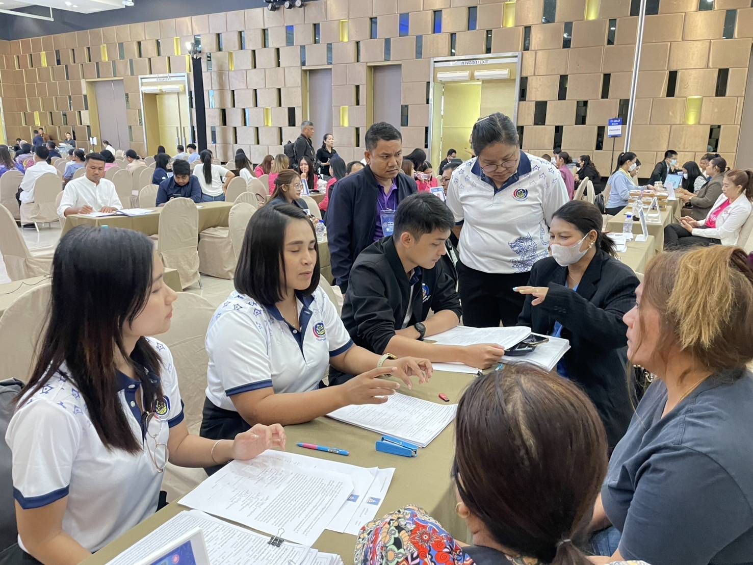 พช.สุราษฎร์ธานี จัดมหกรรมแก้หนี้ สร้างวิถีแห่งความเป็นธรรม ปีที่ 2 พร้อมคลินิกแก้หนี้เคลื่อนที่ (Clinic Mobile) ให้คำปรึกษาลูกหนี้กองทุนพัฒนาบทบาทสตรี