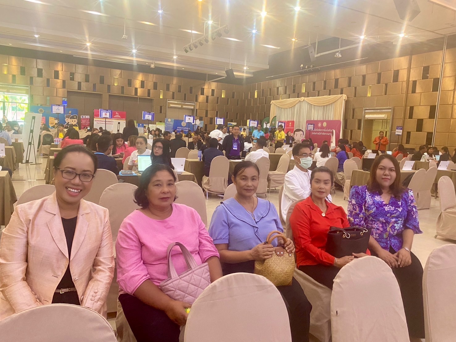 พช.สุราษฎร์ธานี จัดมหกรรมแก้หนี้ สร้างวิถีแห่งความเป็นธรรม ปีที่ 2 พร้อมคลินิกแก้หนี้เคลื่อนที่ (Clinic Mobile) ให้คำปรึกษาลูกหนี้กองทุนพัฒนาบทบาทสตรี