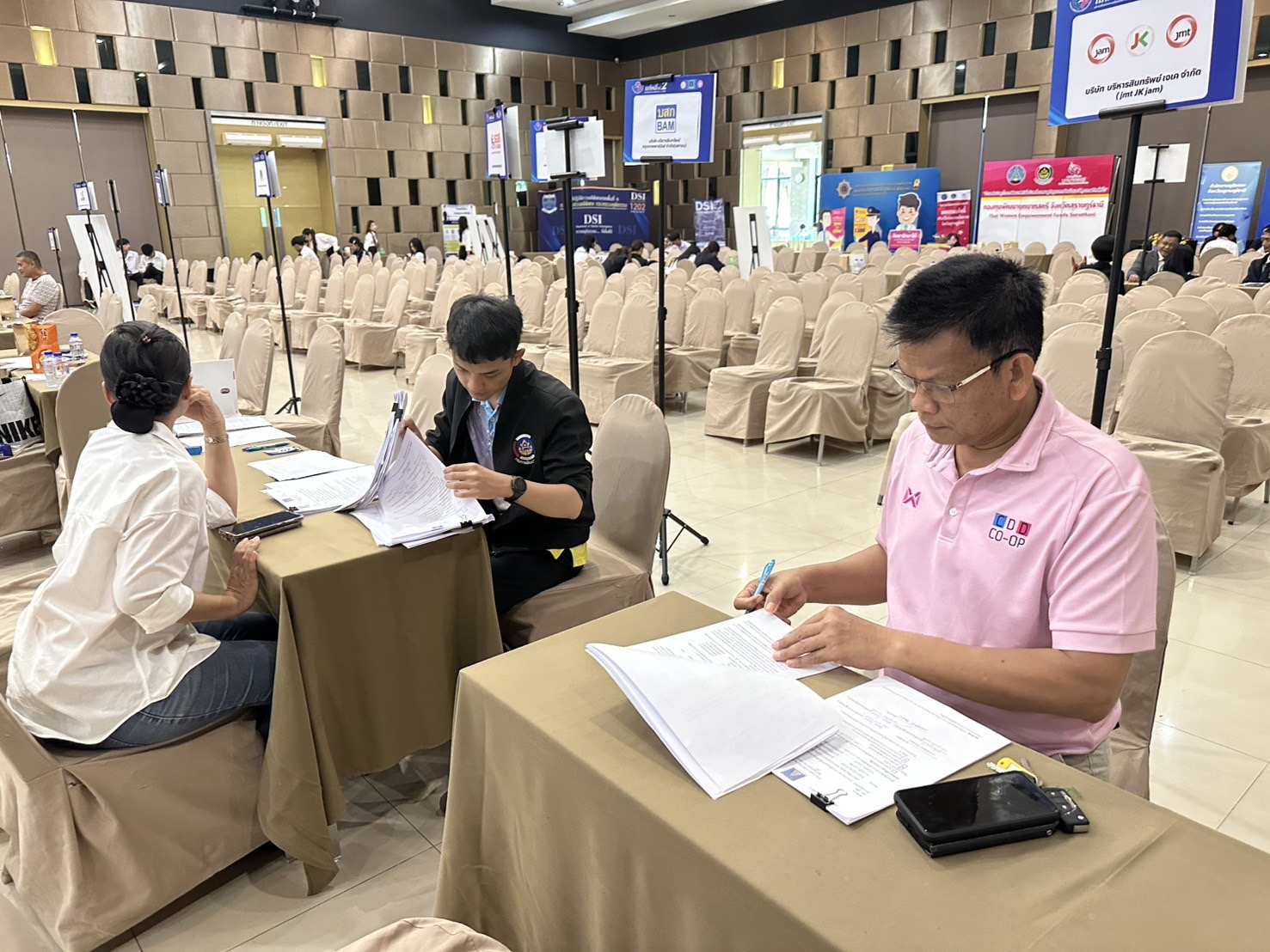 พช.สุราษฎร์ธานี จัดมหกรรมแก้หนี้ สร้างวิถีแห่งความเป็นธรรม ปีที่ 2 พร้อมคลินิกแก้หนี้เคลื่อนที่ (Clinic Mobile) ให้คำปรึกษาลูกหนี้กองทุนพัฒนาบทบาทสตรี