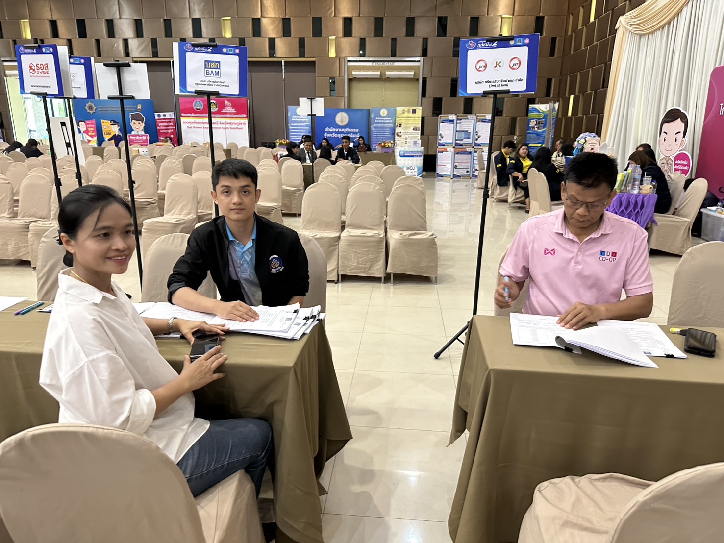 พช.สุราษฎร์ธานี จัดมหกรรมแก้หนี้ สร้างวิถีแห่งความเป็นธรรม ปีที่ 2 พร้อมคลินิกแก้หนี้เคลื่อนที่ (Clinic Mobile) ให้คำปรึกษาลูกหนี้กองทุนพัฒนาบทบาทสตรี