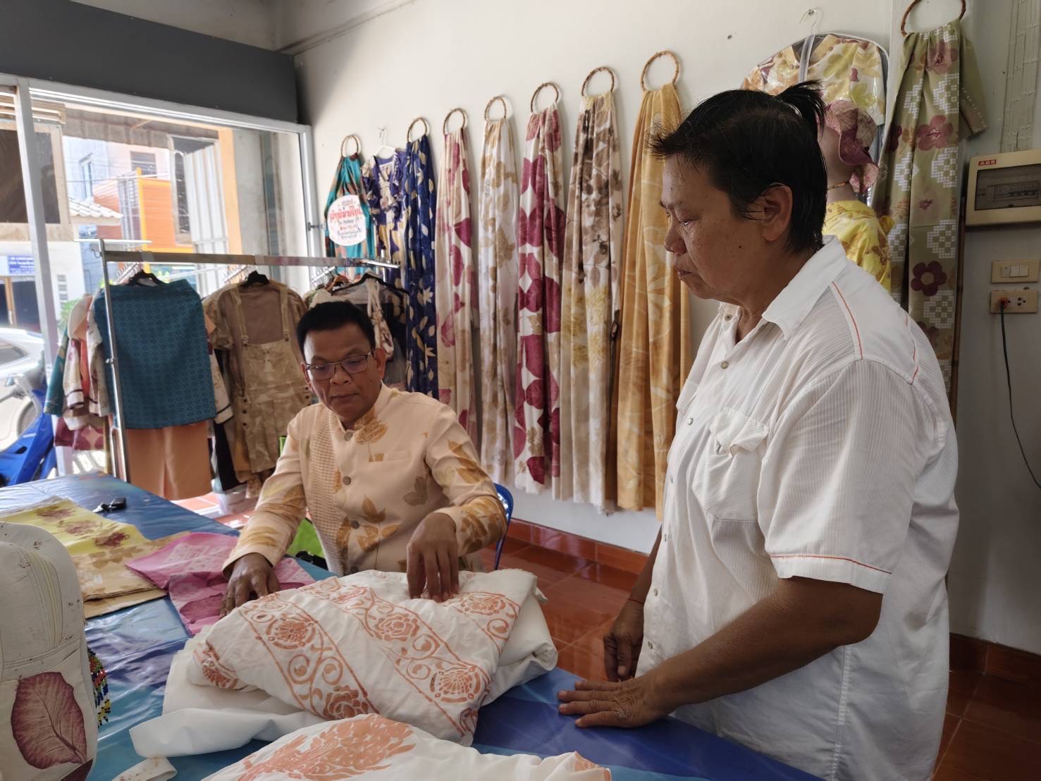 พช. สุราษฎร์ ลงพื้นที่ติดตาม “Malinee89” เตรียมความพร้อมประกวด “ผ้าลายสิริราชพัสตราภรณ์”