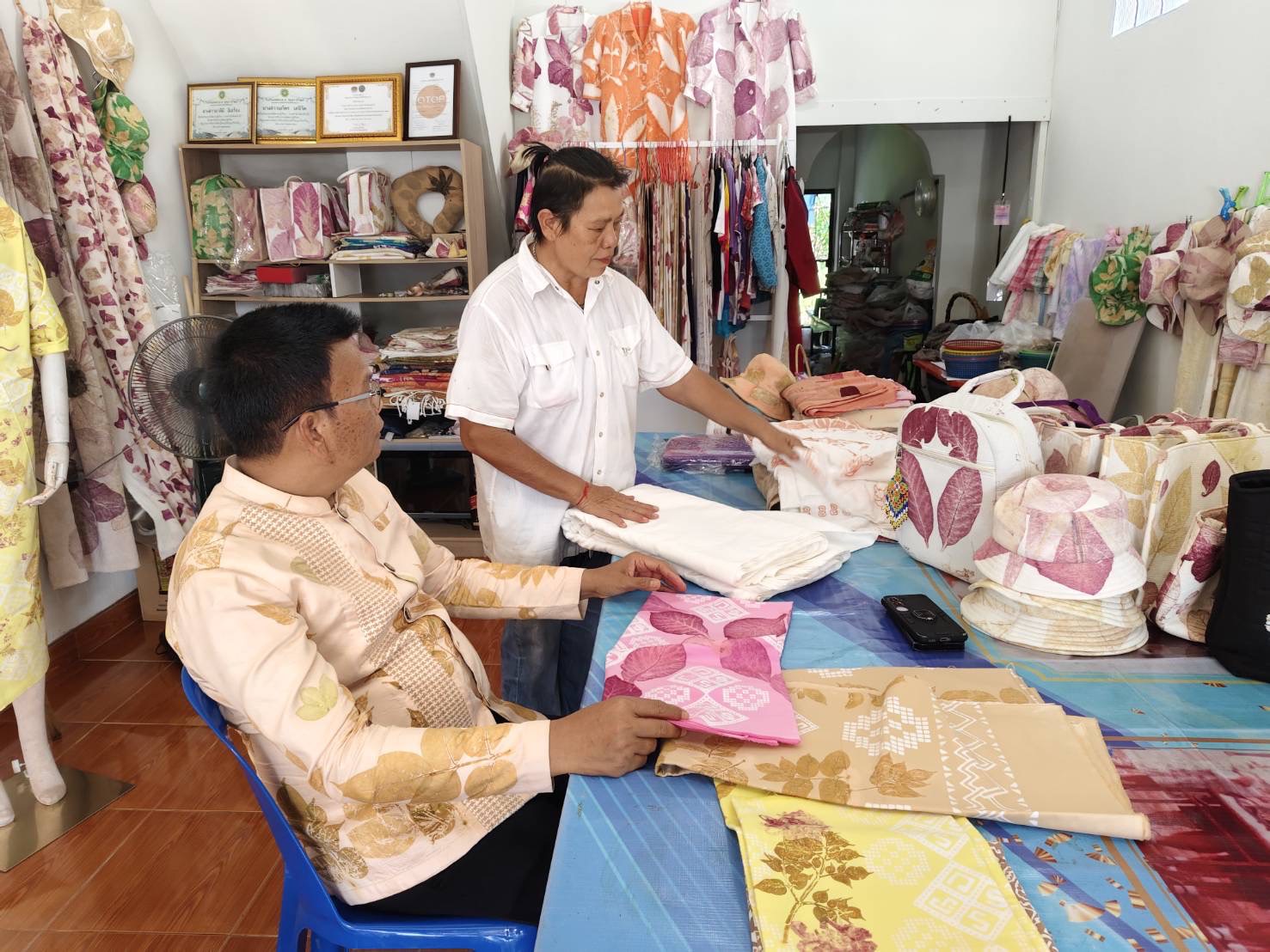 พช. สุราษฎร์ ลงพื้นที่ติดตาม “Malinee89” เตรียมความพร้อมประกวด “ผ้าลายสิริราชพัสตราภรณ์”