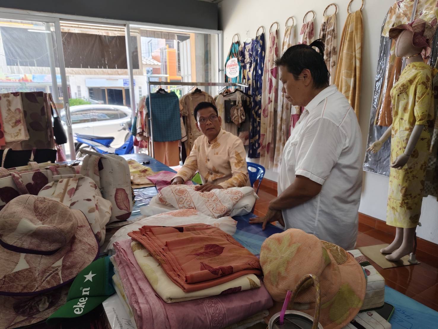 พช. สุราษฎร์ ลงพื้นที่ติดตาม “Malinee89” เตรียมความพร้อมประกวด “ผ้าลายสิริราชพัสตราภรณ์”