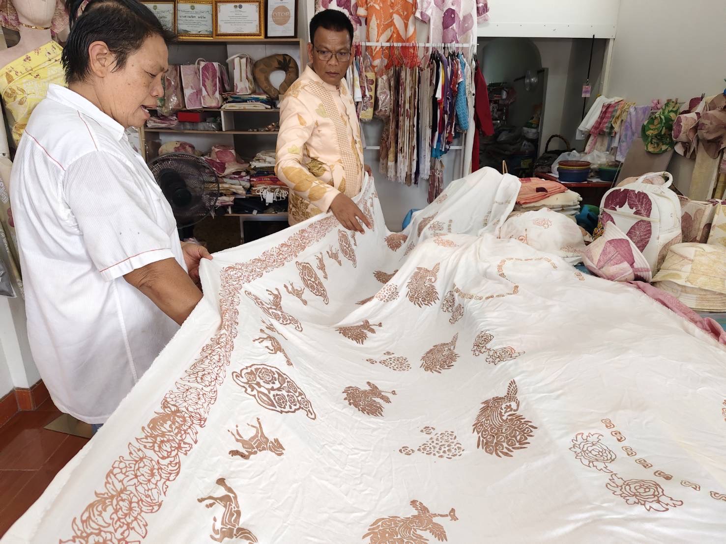 พช. สุราษฎร์ ลงพื้นที่ติดตาม “Malinee89” เตรียมความพร้อมประกวด “ผ้าลายสิริราชพัสตราภรณ์”