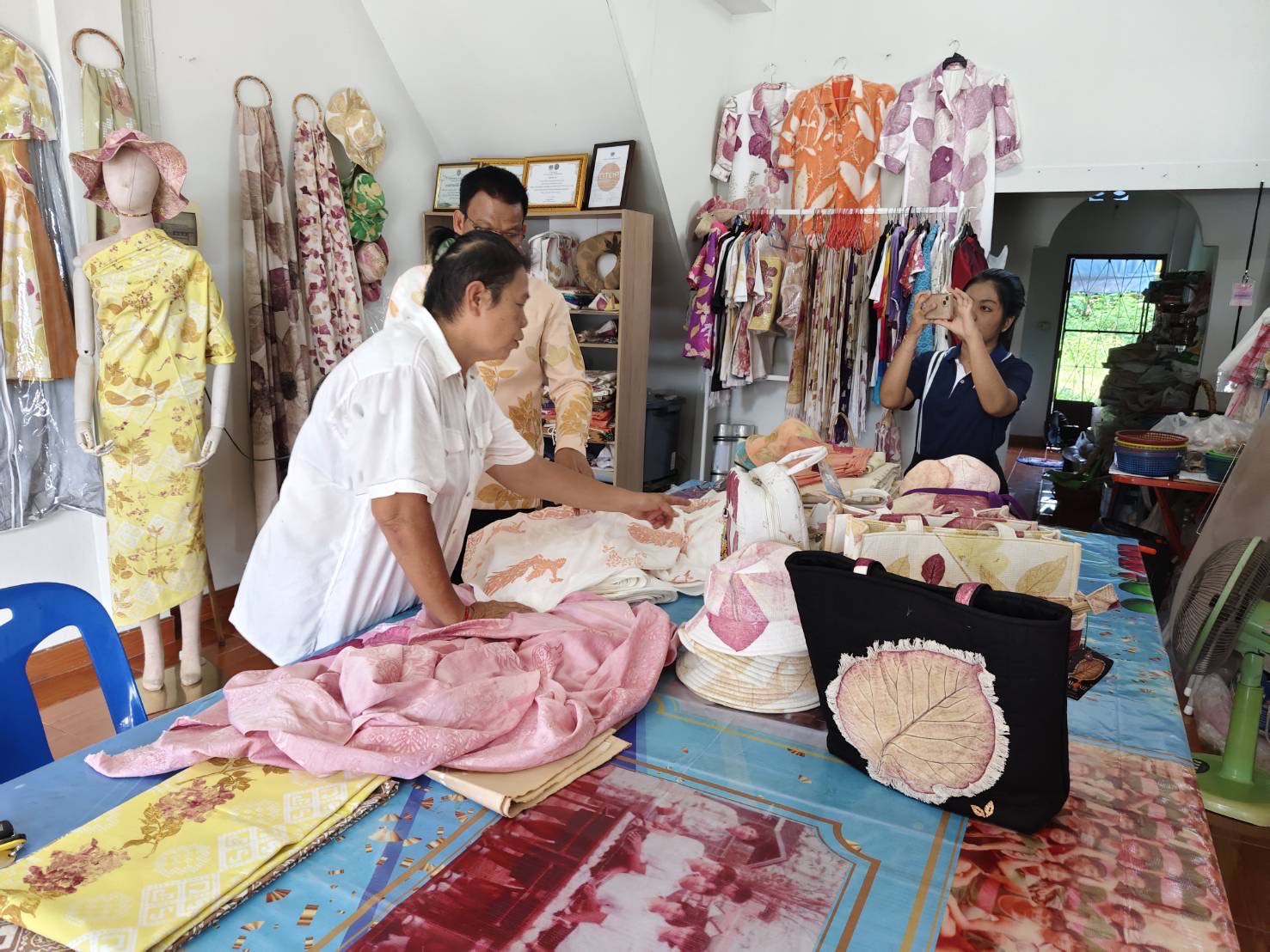 พช. สุราษฎร์ ลงพื้นที่ติดตาม “Malinee89” เตรียมความพร้อมประกวด “ผ้าลายสิริราชพัสตราภรณ์”