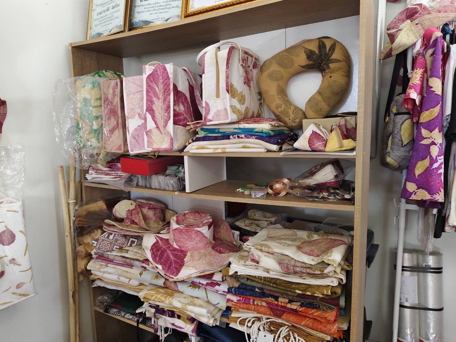 พช. สุราษฎร์ ลงพื้นที่ติดตาม “Malinee89” เตรียมความพร้อมประกวด “ผ้าลายสิริราชพัสตราภรณ์”