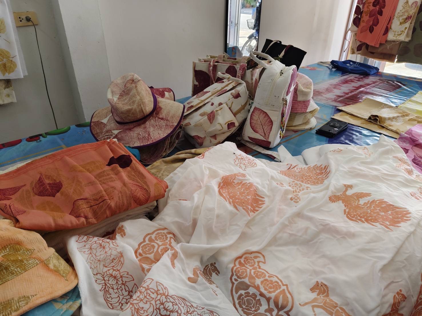 พช. สุราษฎร์ ลงพื้นที่ติดตาม “Malinee89” เตรียมความพร้อมประกวด “ผ้าลายสิริราชพัสตราภรณ์”