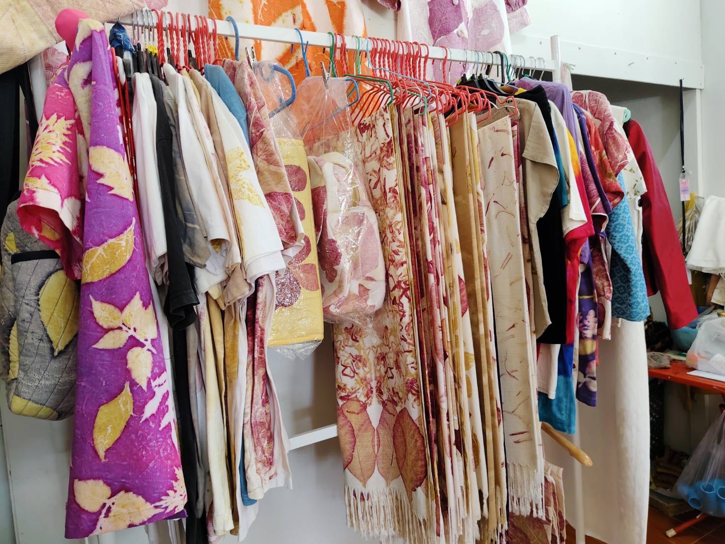 พช. สุราษฎร์ ลงพื้นที่ติดตาม “Malinee89” เตรียมความพร้อมประกวด “ผ้าลายสิริราชพัสตราภรณ์”