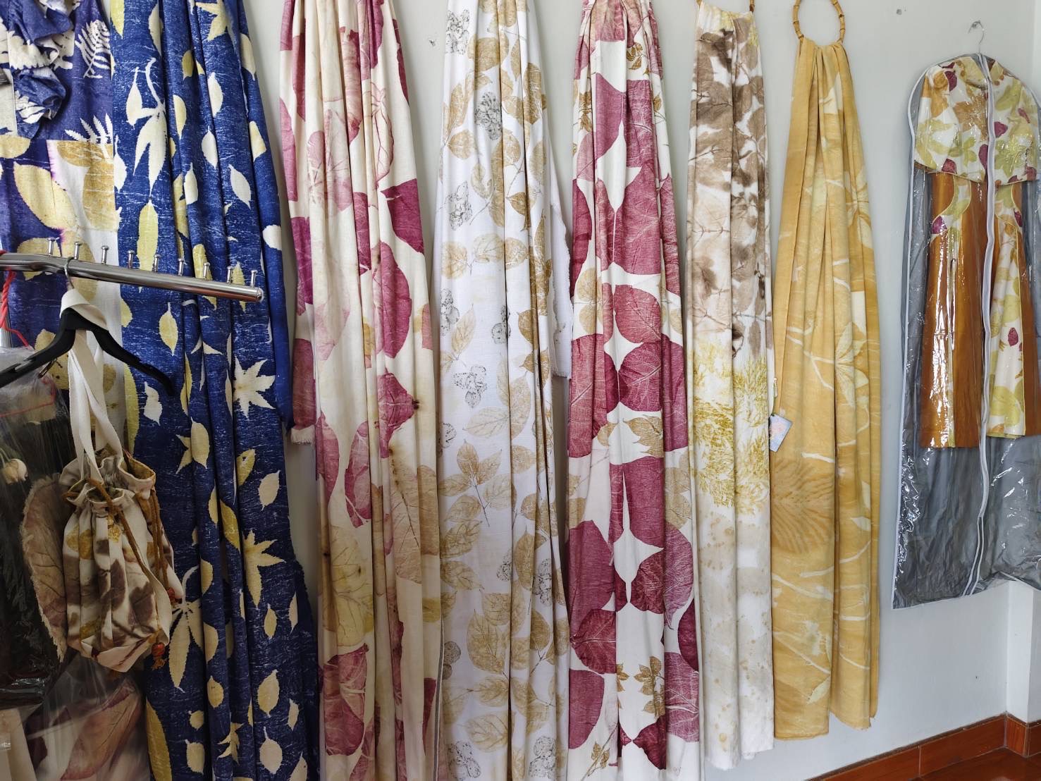 พช. สุราษฎร์ ลงพื้นที่ติดตาม “Malinee89” เตรียมความพร้อมประกวด “ผ้าลายสิริราชพัสตราภรณ์”