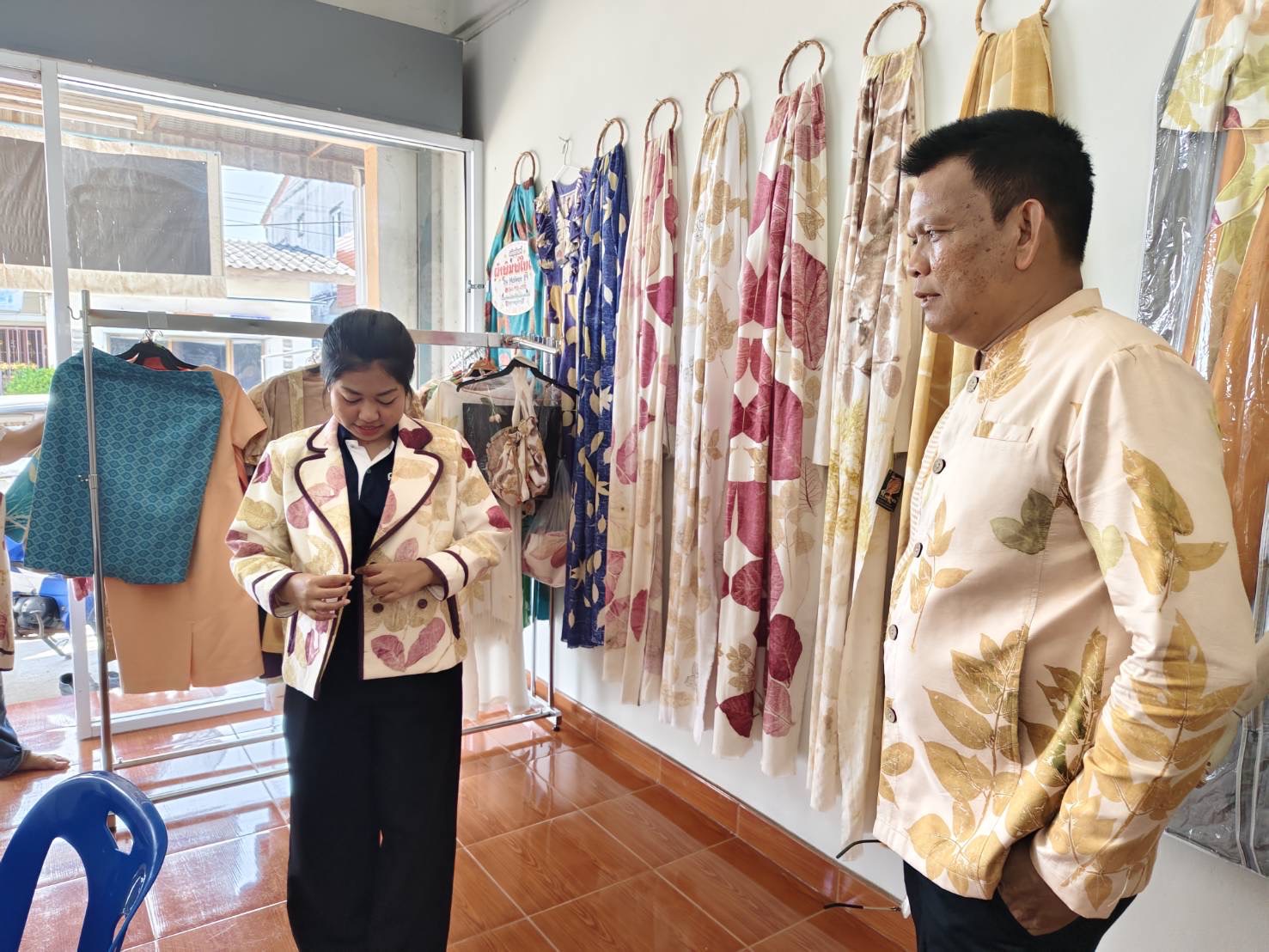 พช. สุราษฎร์ ลงพื้นที่ติดตาม “Malinee89” เตรียมความพร้อมประกวด “ผ้าลายสิริราชพัสตราภรณ์”