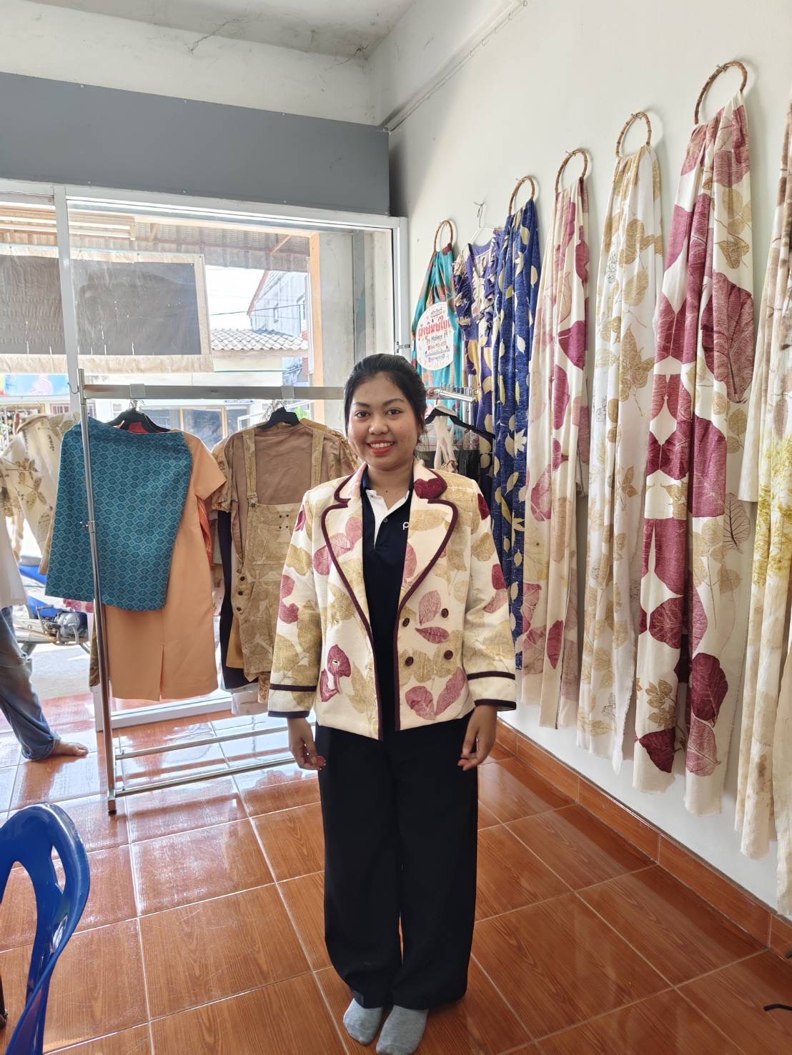 พช. สุราษฎร์ ลงพื้นที่ติดตาม “Malinee89” เตรียมความพร้อมประกวด “ผ้าลายสิริราชพัสตราภรณ์”