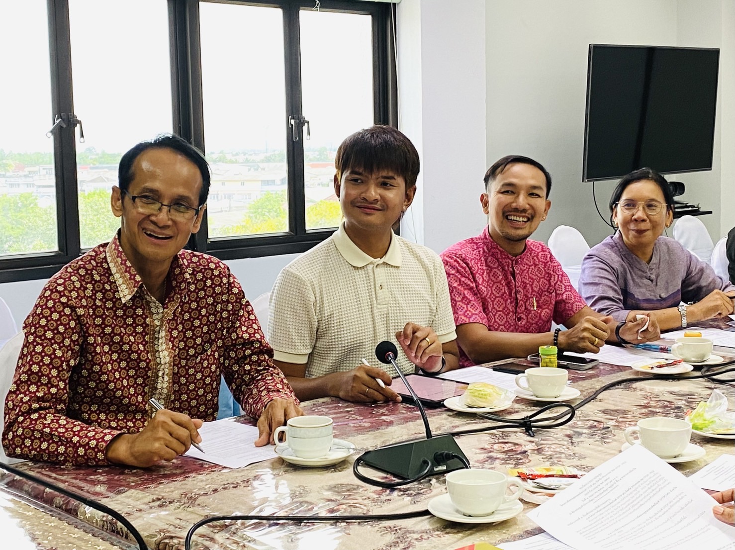 พช.สุราษฎร์ เร่งเครื่องพัฒนา OTOP ดาวเด่น พิจารณาแบบบรรจุภัณฑ์ใหม่ เพิ่มมูลค่าสินค้าสู่ตลาด