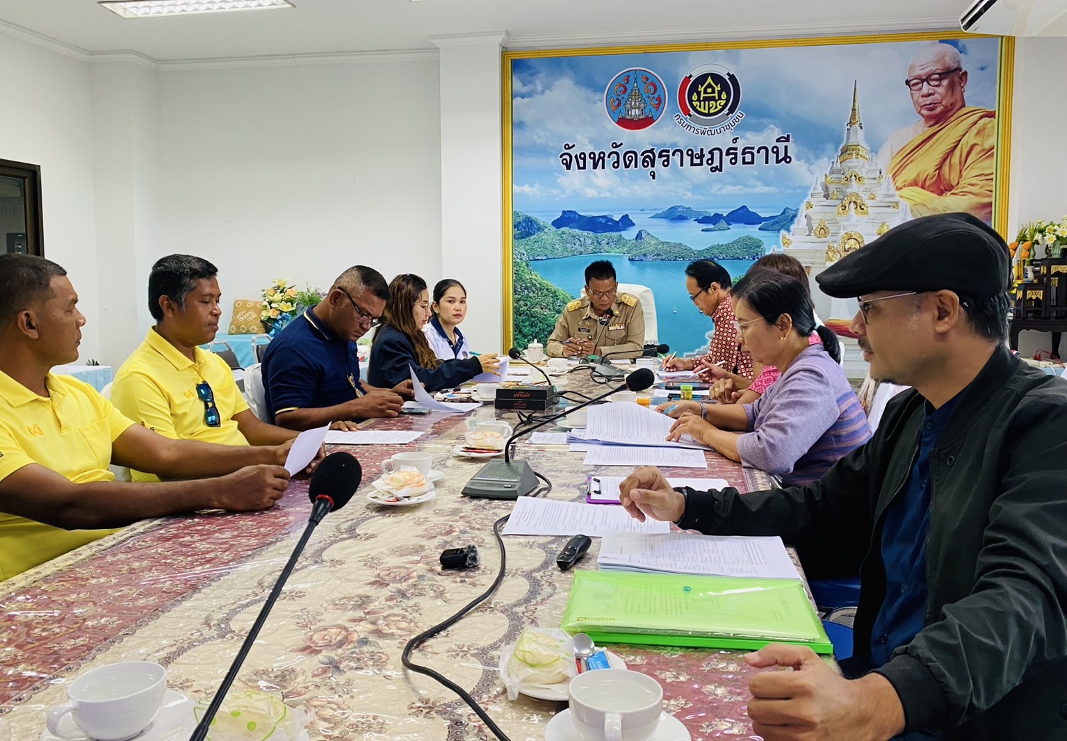 พช.สุราษฎร์ เร่งเครื่องพัฒนา OTOP ดาวเด่น พิจารณาแบบบรรจุภัณฑ์ใหม่ เพิ่มมูลค่าสินค้าสู่ตลาด