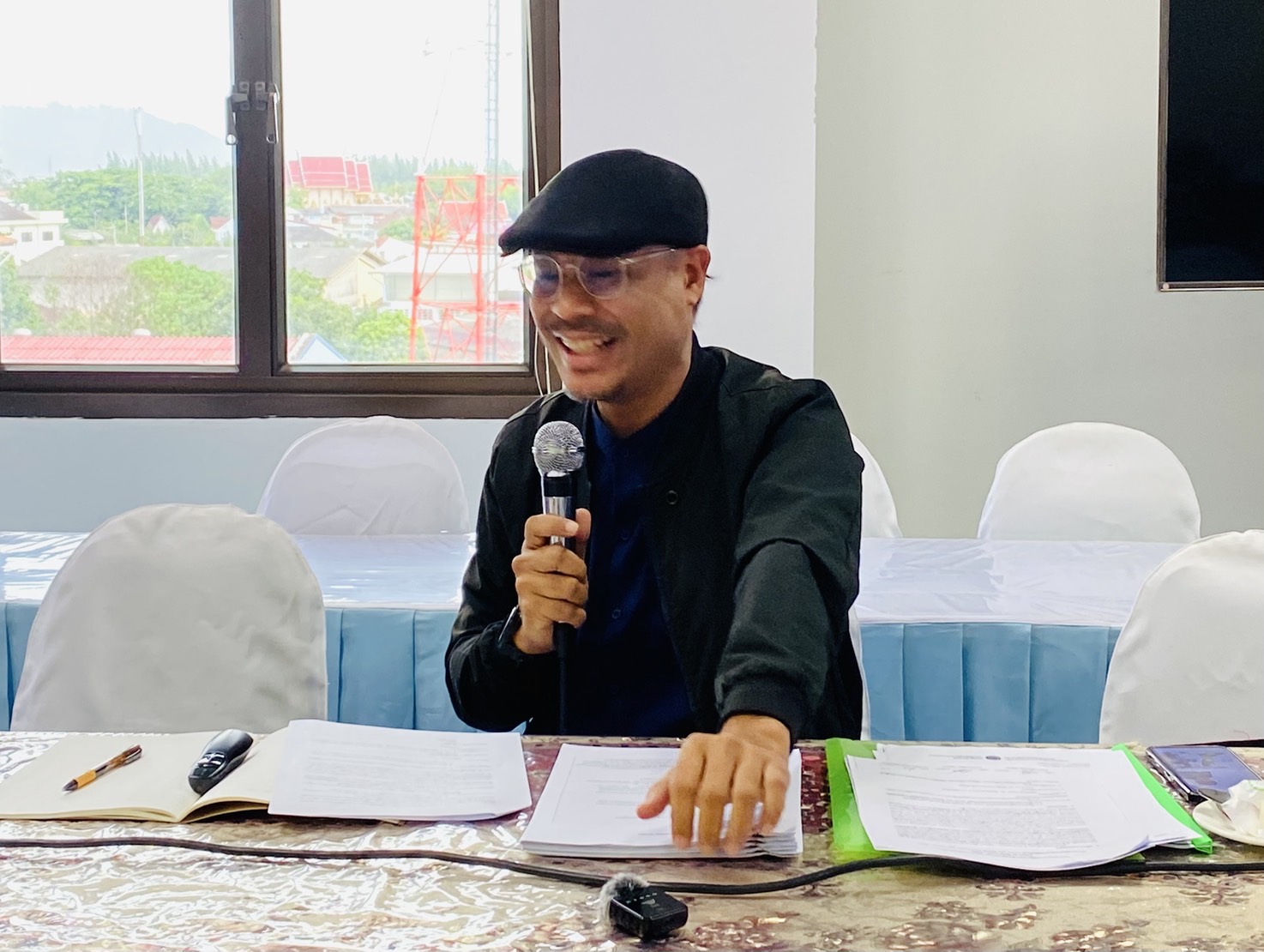 พช.สุราษฎร์ เร่งเครื่องพัฒนา OTOP ดาวเด่น พิจารณาแบบบรรจุภัณฑ์ใหม่ เพิ่มมูลค่าสินค้าสู่ตลาด