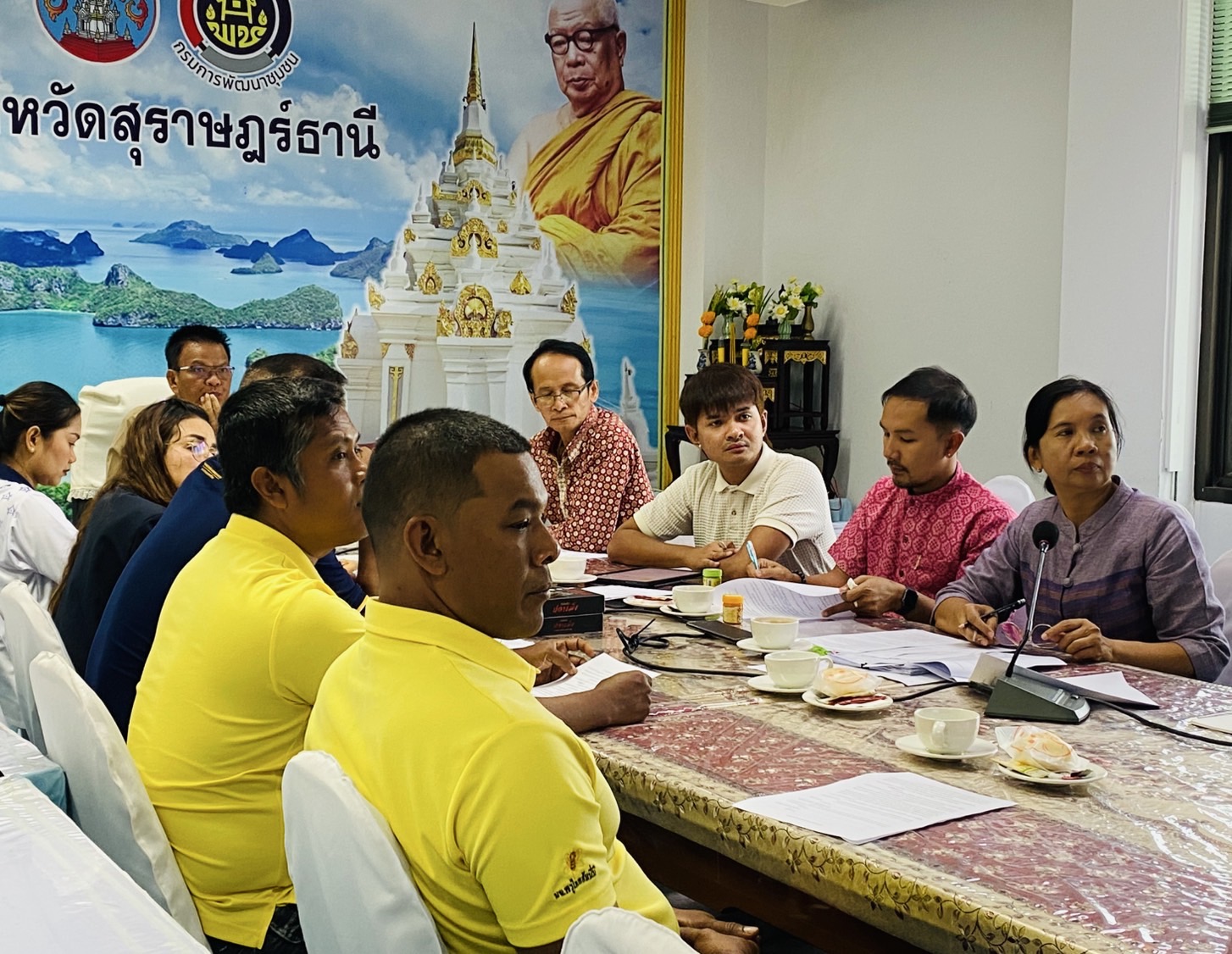 พช.สุราษฎร์ เร่งเครื่องพัฒนา OTOP ดาวเด่น พิจารณาแบบบรรจุภัณฑ์ใหม่ เพิ่มมูลค่าสินค้าสู่ตลาด