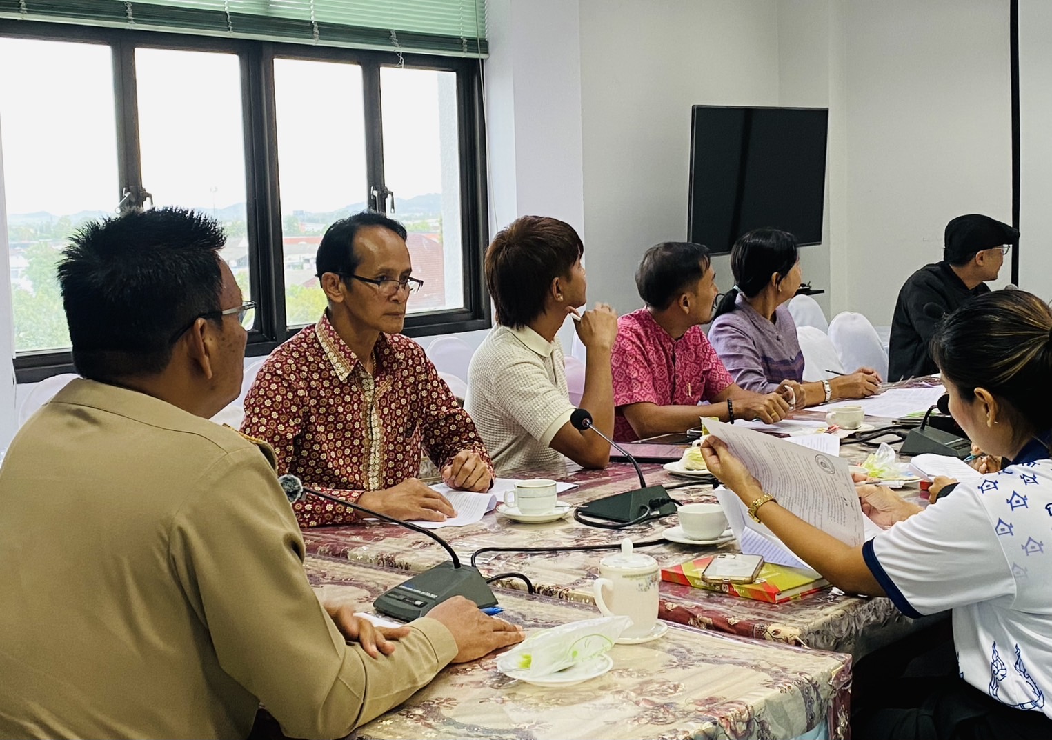 พช.สุราษฎร์ เร่งเครื่องพัฒนา OTOP ดาวเด่น พิจารณาแบบบรรจุภัณฑ์ใหม่ เพิ่มมูลค่าสินค้าสู่ตลาด