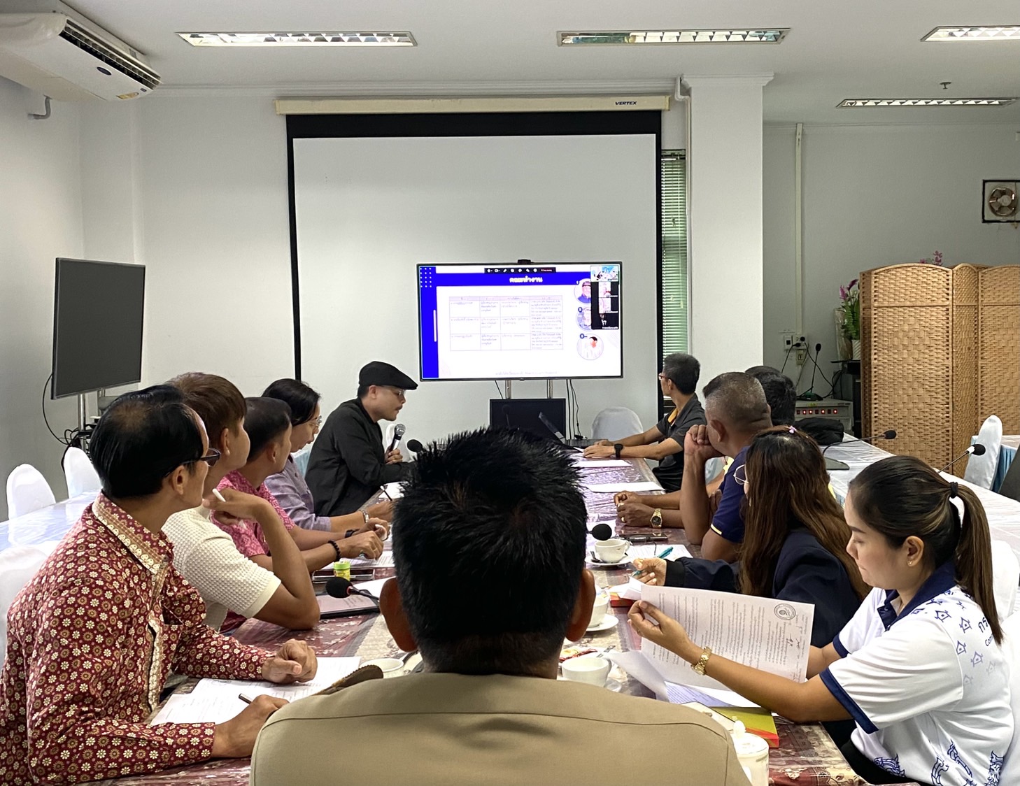 พช.สุราษฎร์ เร่งเครื่องพัฒนา OTOP ดาวเด่น พิจารณาแบบบรรจุภัณฑ์ใหม่ เพิ่มมูลค่าสินค้าสู่ตลาด