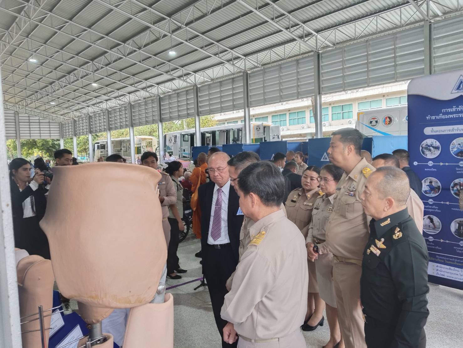 📣พช.สุราษฎร์ธานี📣 ร่วมพิธีเปิดโครงการออกหน่วยทำขาเทียม พระราชทาน โดยมูลนิธิขาเทียมในสมเด็จพระศรีนครินทราบรมราชชนนี ร่วมกับจังหวัดสุราษฎร์ธานี มหาวิทยาลัยราชภัฏสุราษฎร์ธานี และองค์การสงเคราะห์ทหารผ่านศึก ในพระบรมราชูปถัมภ์