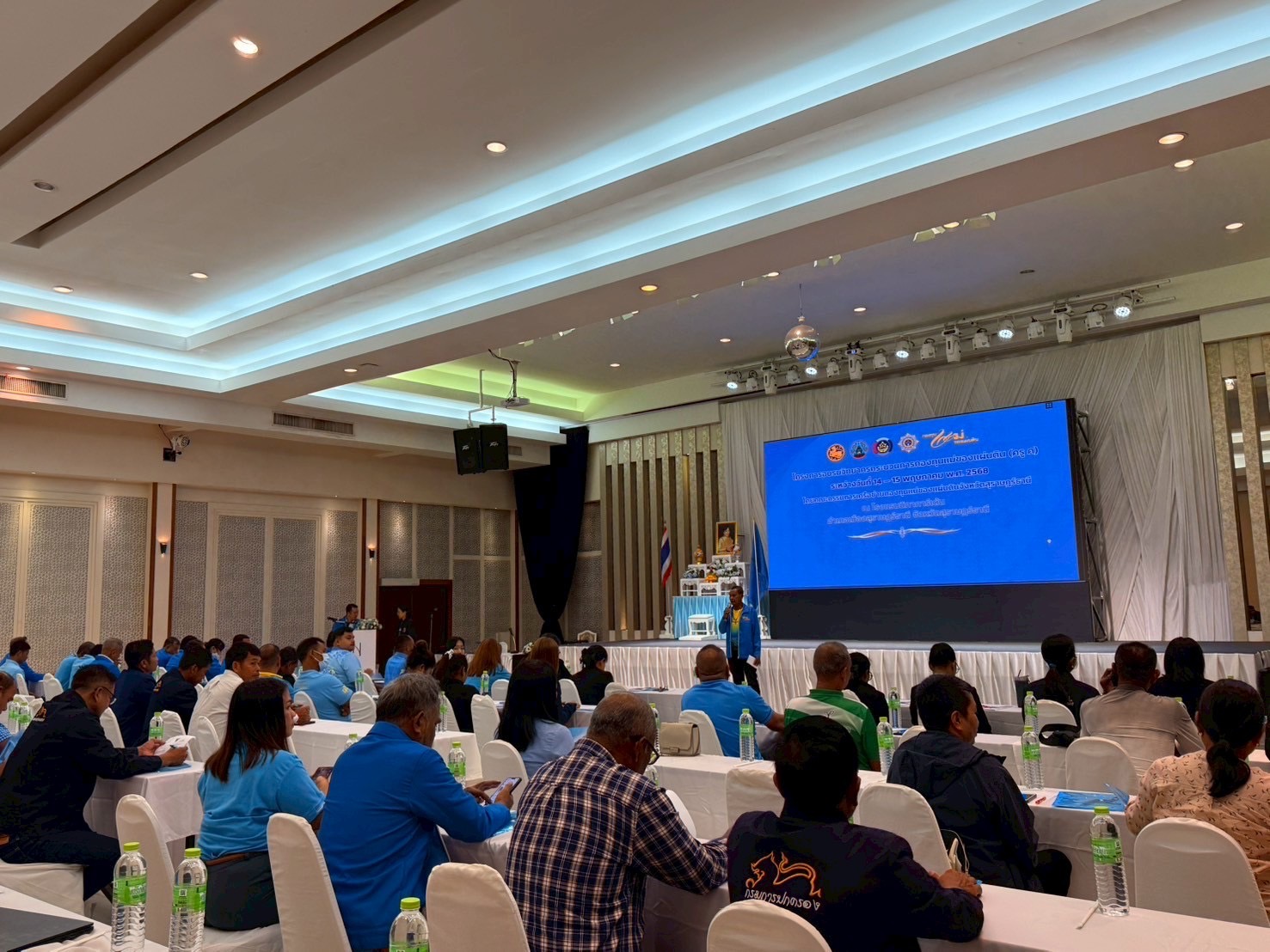 พช.สุราษฎร์ฯ ร่วมพิธีปิดโครงการอบรมวิทยากรกระบวนการกองทุนแม่ฯ ขับเคลื่อนการฟื้นฟูศักยภาพกองทุนแม่ฯ แก้ไขปัญหายาเสพติด