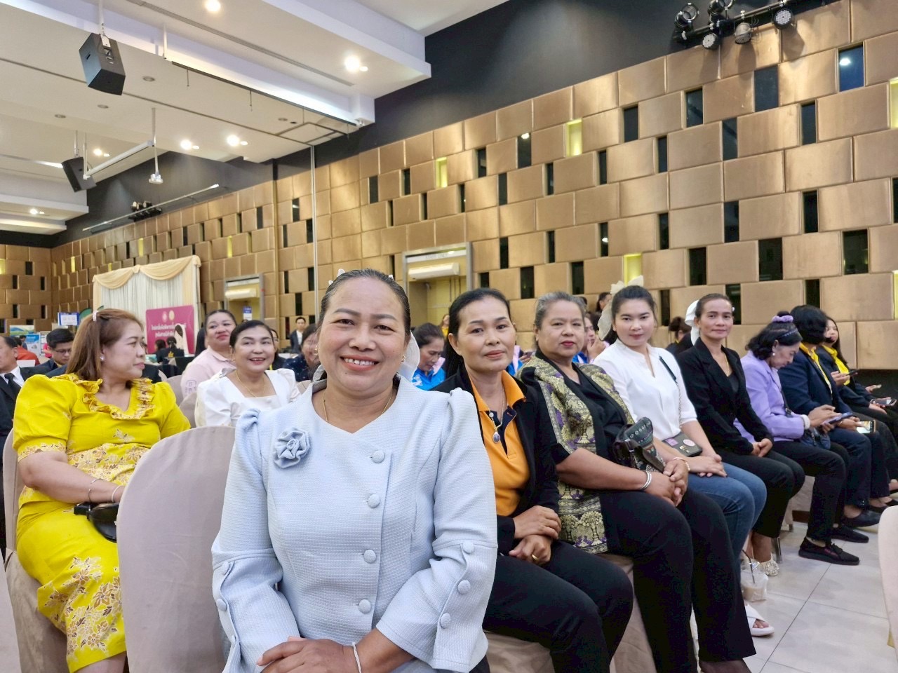 พช.สุราษฎร์ธานี จัดมหกรรมแก้หนี้ สร้างวิถีแห่งความเป็นธรรม ปีที่ 2 พร้อมคลินิกแก้หนี้เคลื่อนที่ (Clinic Mobile) ให้คำปรึกษาลูกหนี้กองทุนพัฒนาบทบาทสตรี