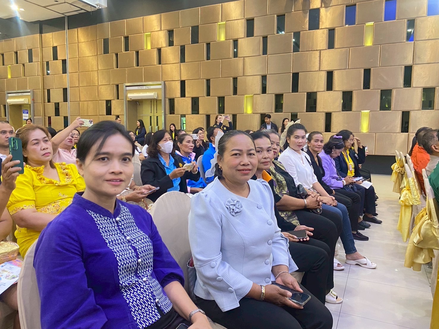 พช.สุราษฎร์ธานี จัดมหกรรมแก้หนี้ สร้างวิถีแห่งความเป็นธรรม ปีที่ 2 พร้อมคลินิกแก้หนี้เคลื่อนที่ (Clinic Mobile) ให้คำปรึกษาลูกหนี้กองทุนพัฒนาบทบาทสตรี