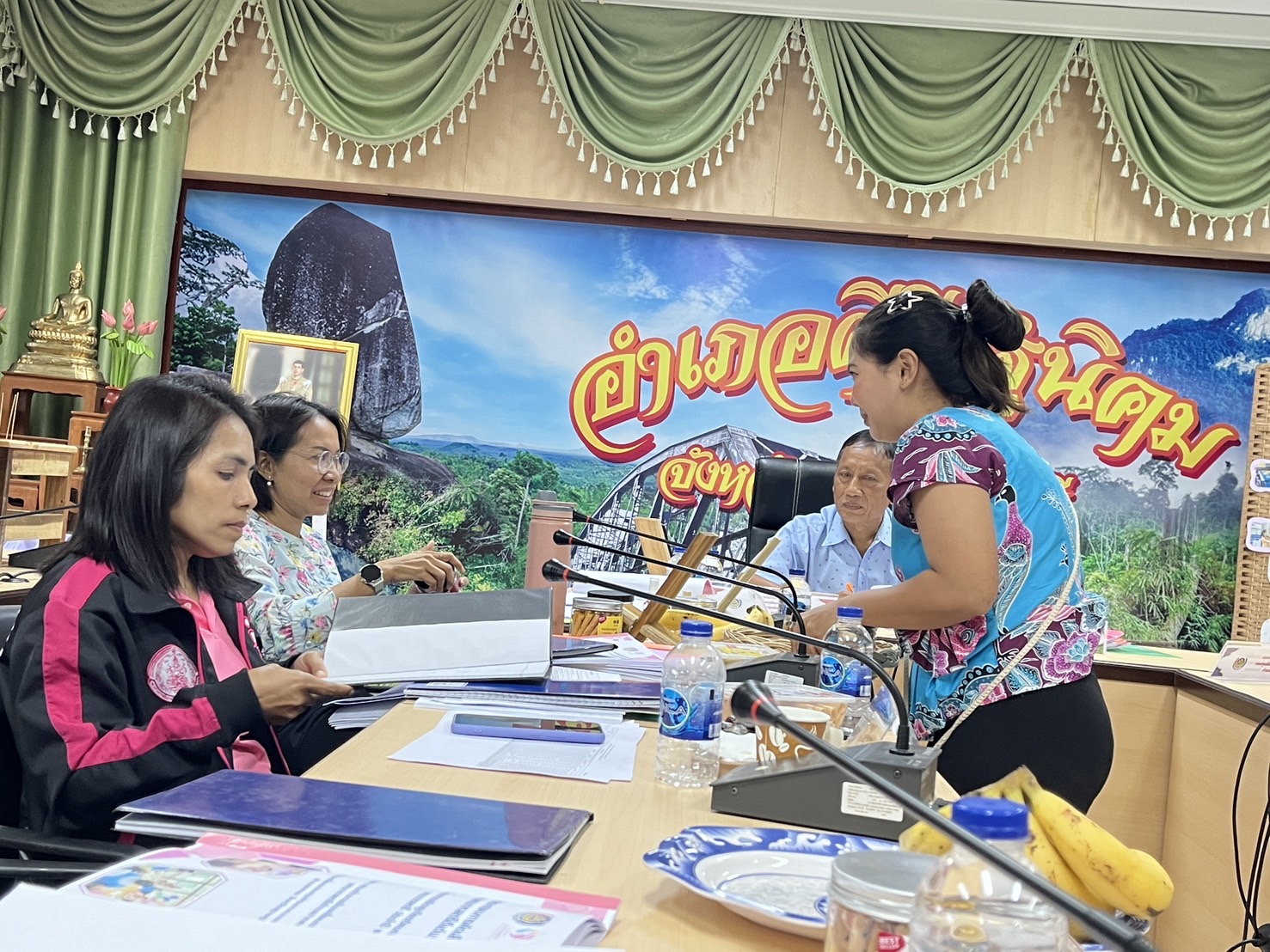 พช.สุราษฎร์ฯ คัดเลือกคนกองทุนพัฒนาบทบาทสตรีดีเด่น โซนขุนเขา ปี 68 ยกย่องคนทำงานเพื่อชุมชน