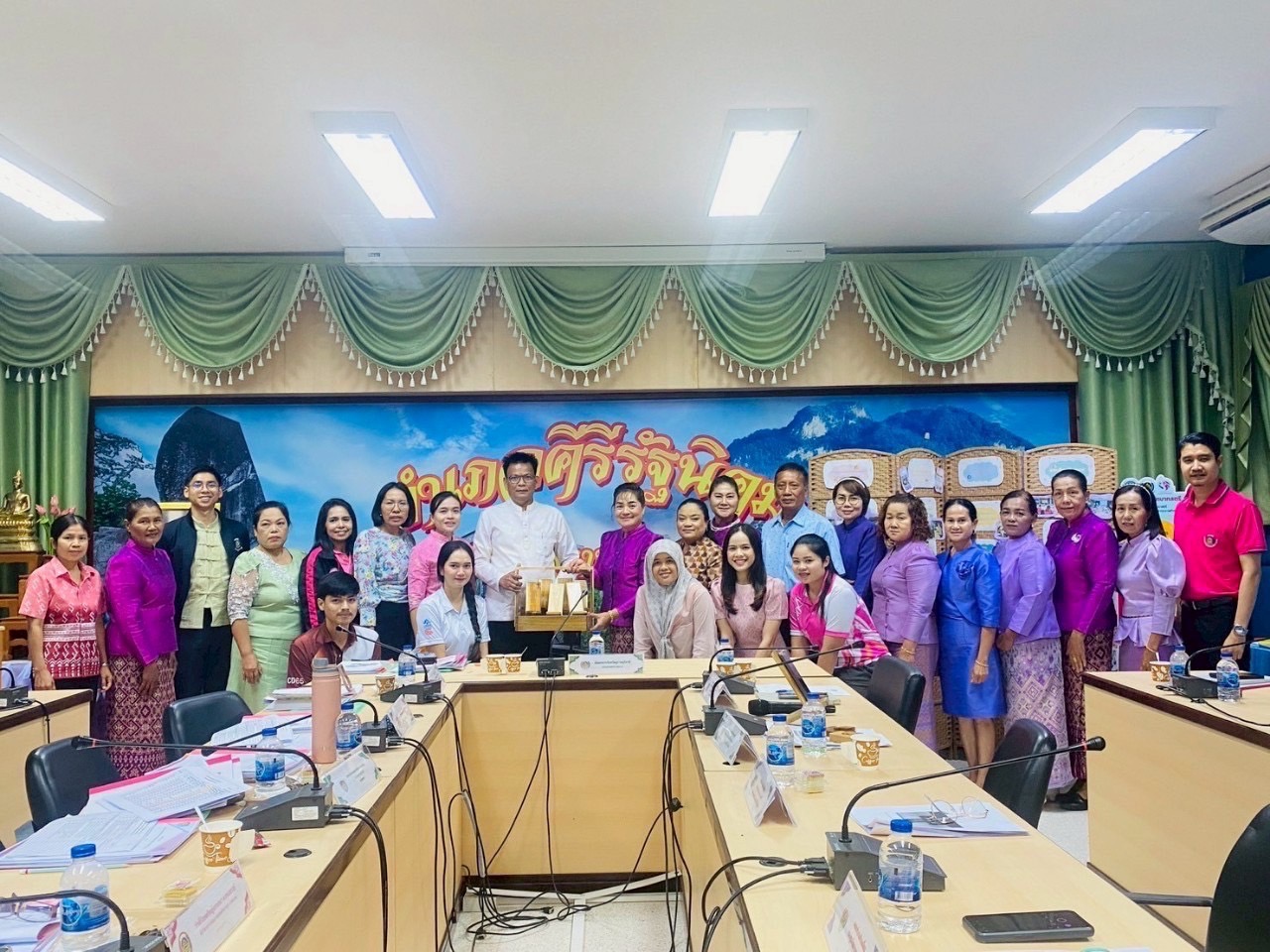 พช.สุราษฎร์ฯ คัดเลือกคนกองทุนพัฒนาบทบาทสตรีดีเด่น โซนขุนเขา ปี 68 ยกย่องคนทำงานเพื่อชุมชน