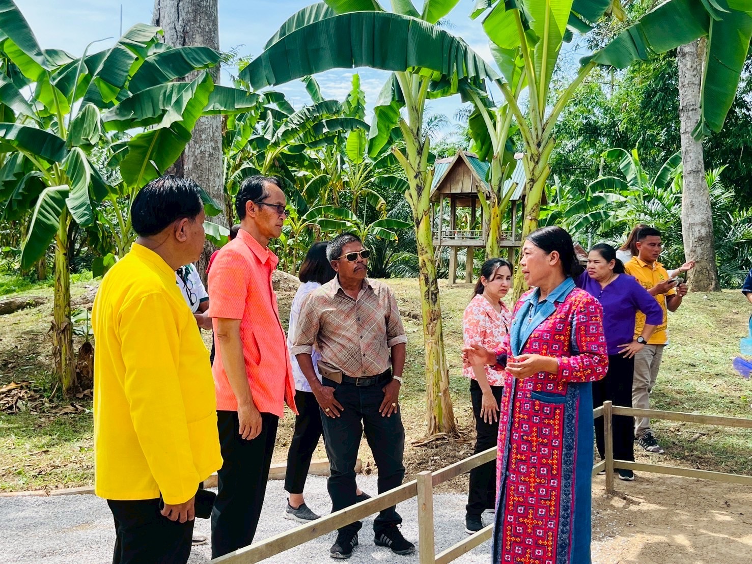 🟡 “วันหยุดเราไม่หยุด!” พช.สุราษฎร์ฯ ลุยต่อเนื่อง ลงพื้นที่คัดสรรกิจกรรมพัฒนาชุมชนดีเด่น ปี 2568 🚙🌱