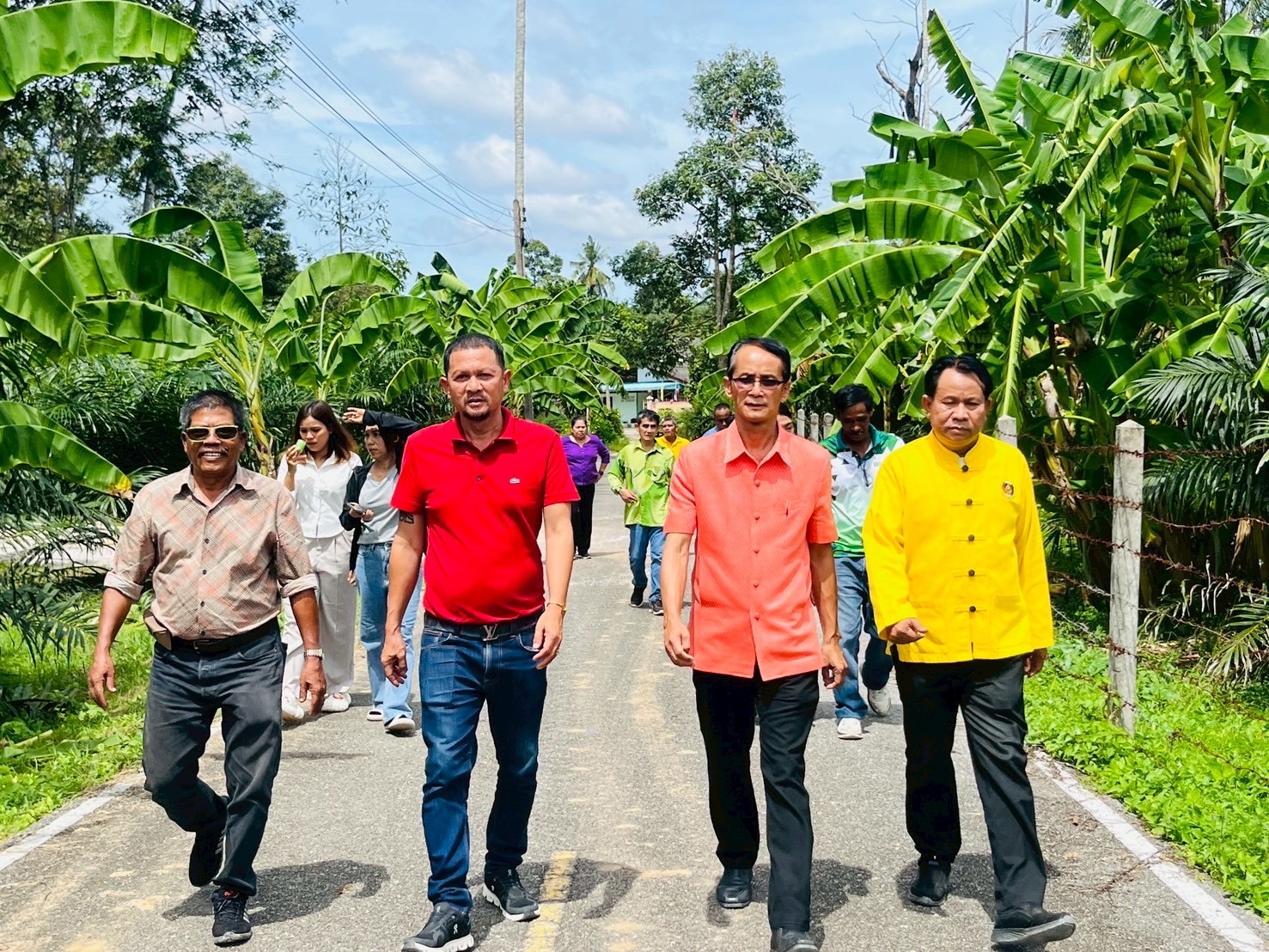 🟡 “วันหยุดเราไม่หยุด!” พช.สุราษฎร์ฯ ลุยต่อเนื่อง ลงพื้นที่คัดสรรกิจกรรมพัฒนาชุมชนดีเด่น ปี 2568 🚙🌱