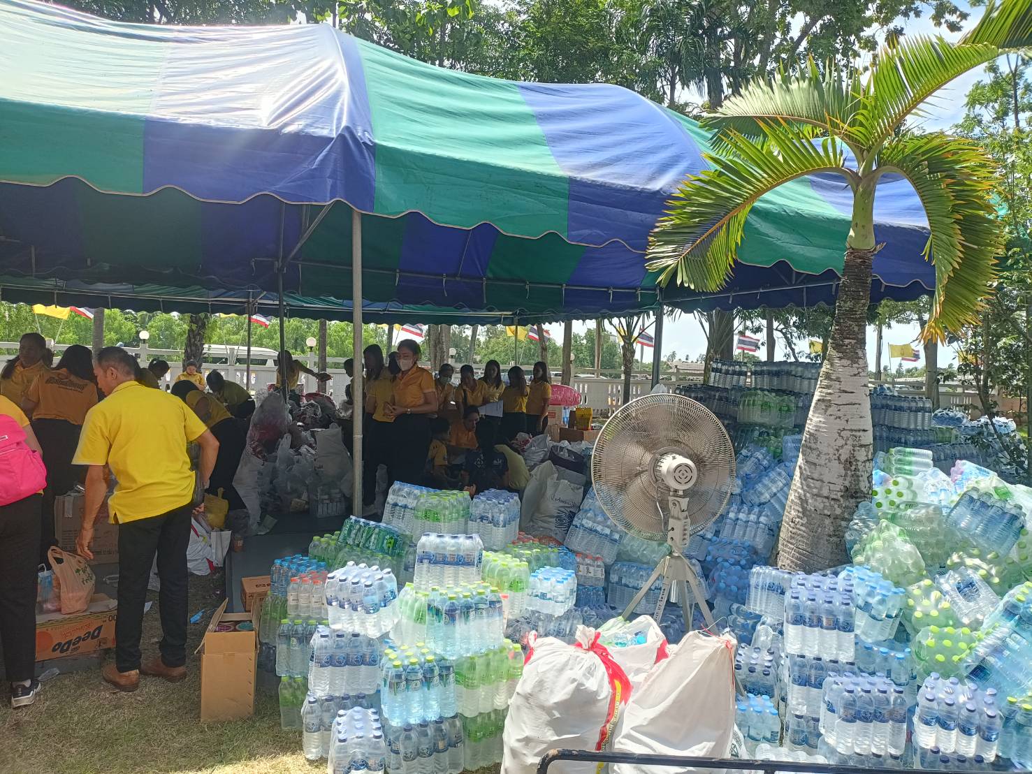 📣พช.สุราษฎร์ธานี ร่วมกับเครือข่ายผู้ผลิต ผู้ประกอบการ OTOP(ที่มาจำหน่ายในพื้นที่จังหวัดสุราษฎร์ธานี)บริจาคเครืองอุปโภค-บริโภค ช่วยเหลือทหารและประชาชนที่ได้รบผลกระทบจากสถานการณ์ชายแดนไทย-กัมพูชา