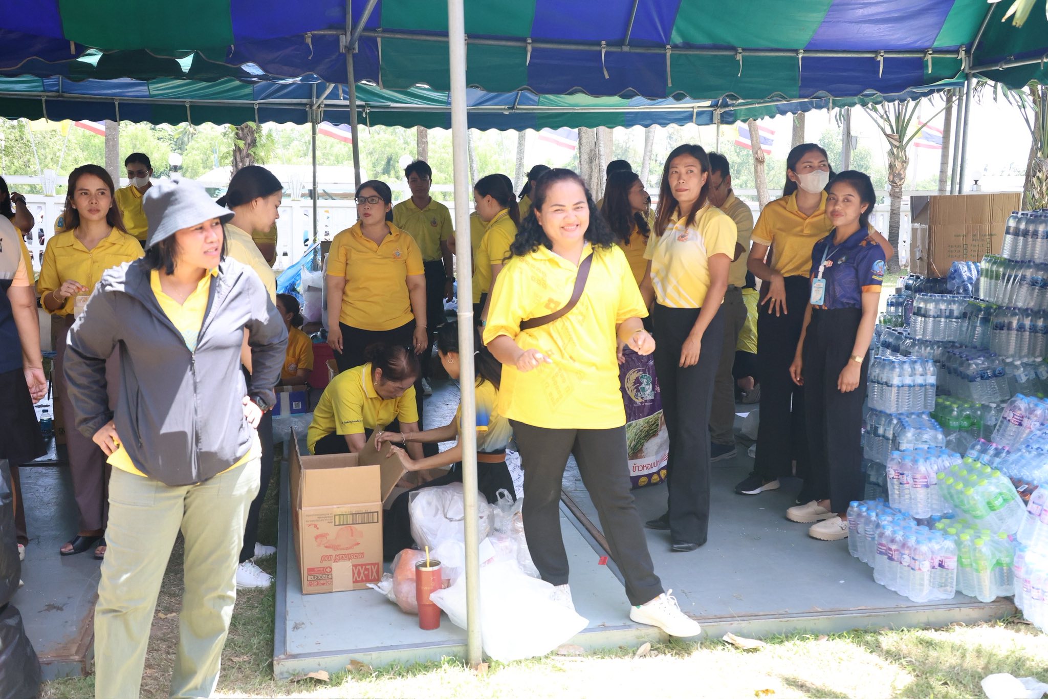 📣พช.สุราษฎร์ธานี ร่วมกับเครือข่ายผู้ผลิต ผู้ประกอบการ OTOP(ที่มาจำหน่ายในพื้นที่จังหวัดสุราษฎร์ธานี)บริจาคเครืองอุปโภค-บริโภค ช่วยเหลือทหารและประชาชนที่ได้รบผลกระทบจากสถานการณ์ชายแดนไทย-กัมพูชา