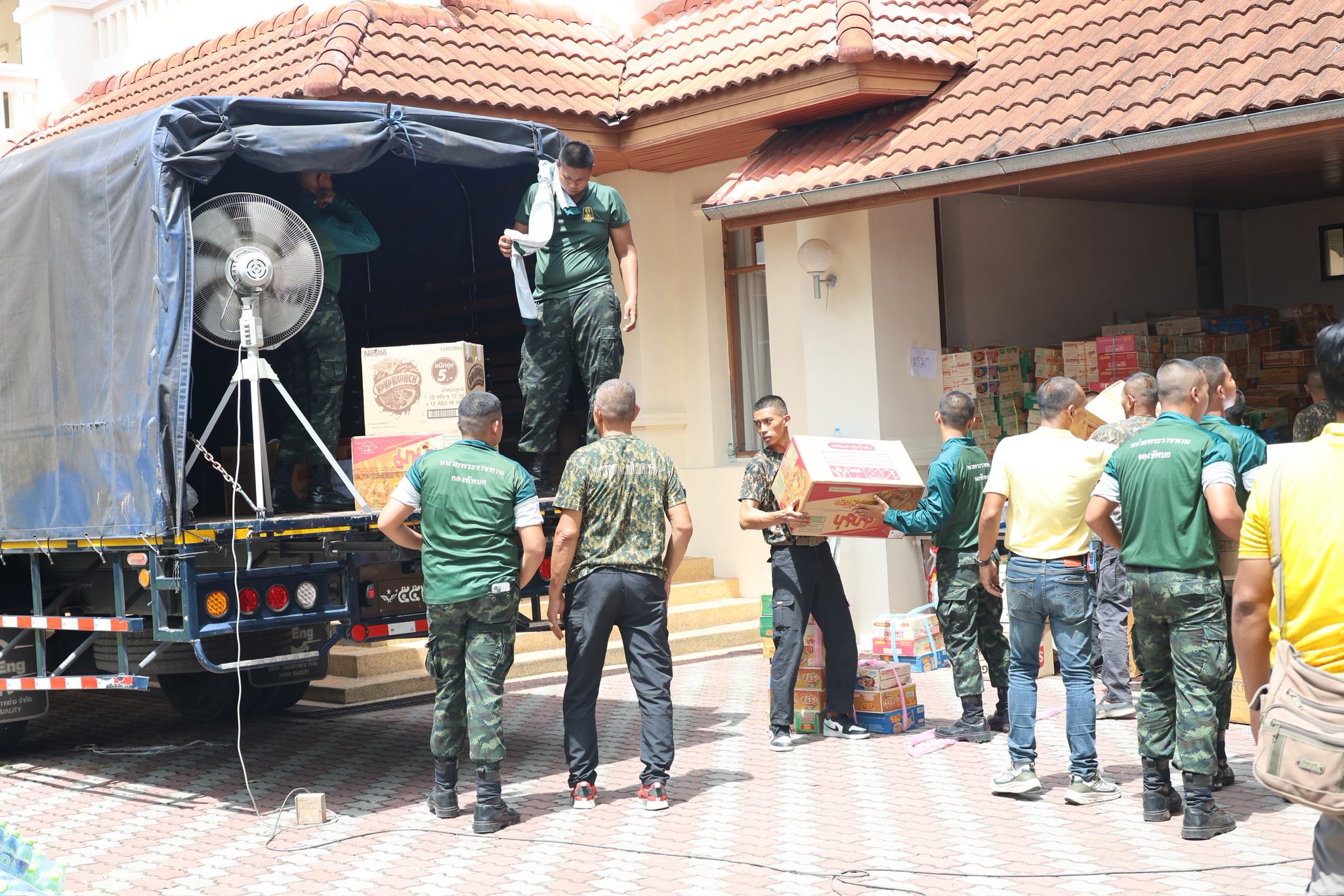 📣พช.สุราษฎร์ธานี ร่วมกับเครือข่ายผู้ผลิต ผู้ประกอบการ OTOP(ที่มาจำหน่ายในพื้นที่จังหวัดสุราษฎร์ธานี)บริจาคเครืองอุปโภค-บริโภค ช่วยเหลือทหารและประชาชนที่ได้รบผลกระทบจากสถานการณ์ชายแดนไทย-กัมพูชา
