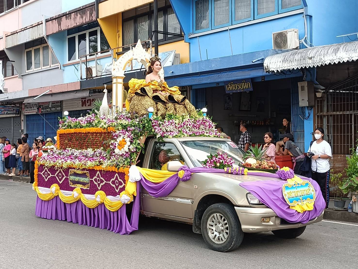 พช.สุราษฎร์ธานี ร่วมปล่อยขบวนแห่รถพฤกษชาติ และพิธีเปิดงานเทศกาลเงาะโรงเรียนนาสาร (GI) สุราษฎร์ธานี ครั้งที่ ๓๓ ประจำปี พ.ศ. ๒๕๖๘