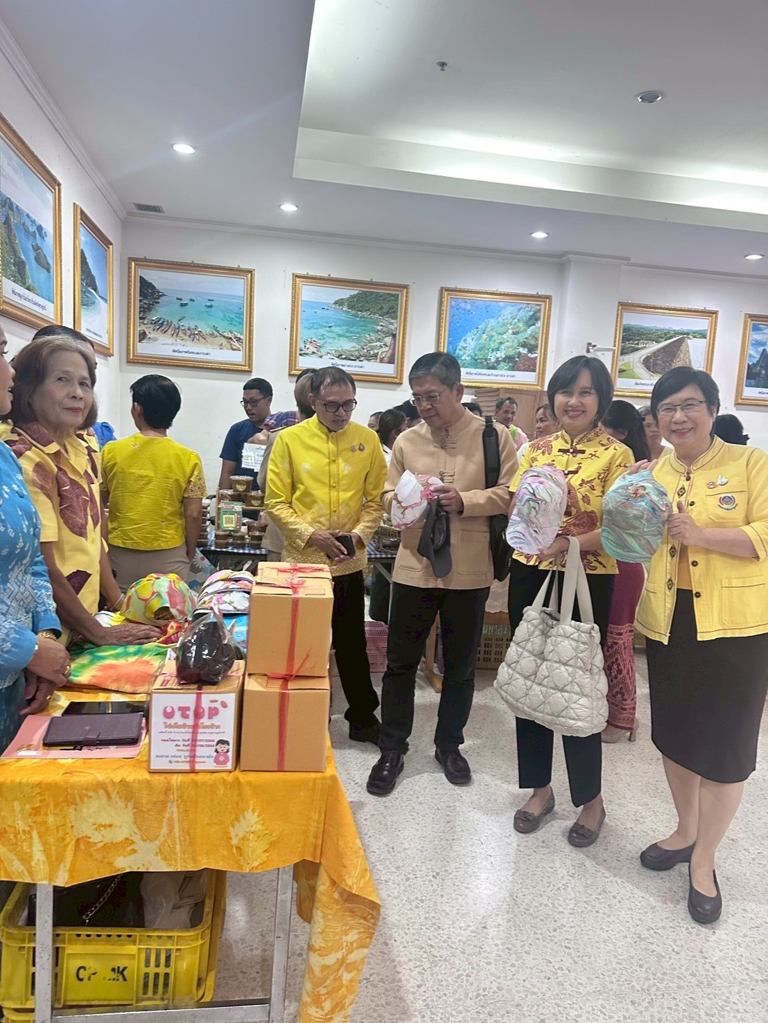 📣พช.สุราษฎร์ธานี จัดพิธีมอบประกาศเกียรติคุณคนกองทุนพัฒนาบทบาทสตรีดีเด่นระดับจังหวัด ตามโครงการเชิดชูเกียรติคนกองทุนพัฒนาบทบาทสตรี ประจำปี 2568 และประกาศเกียรติคุณสตรีดีเด่นการขับเคลื่อนนโยบายกระทรวงมหาดไทย ประจำปี 2568