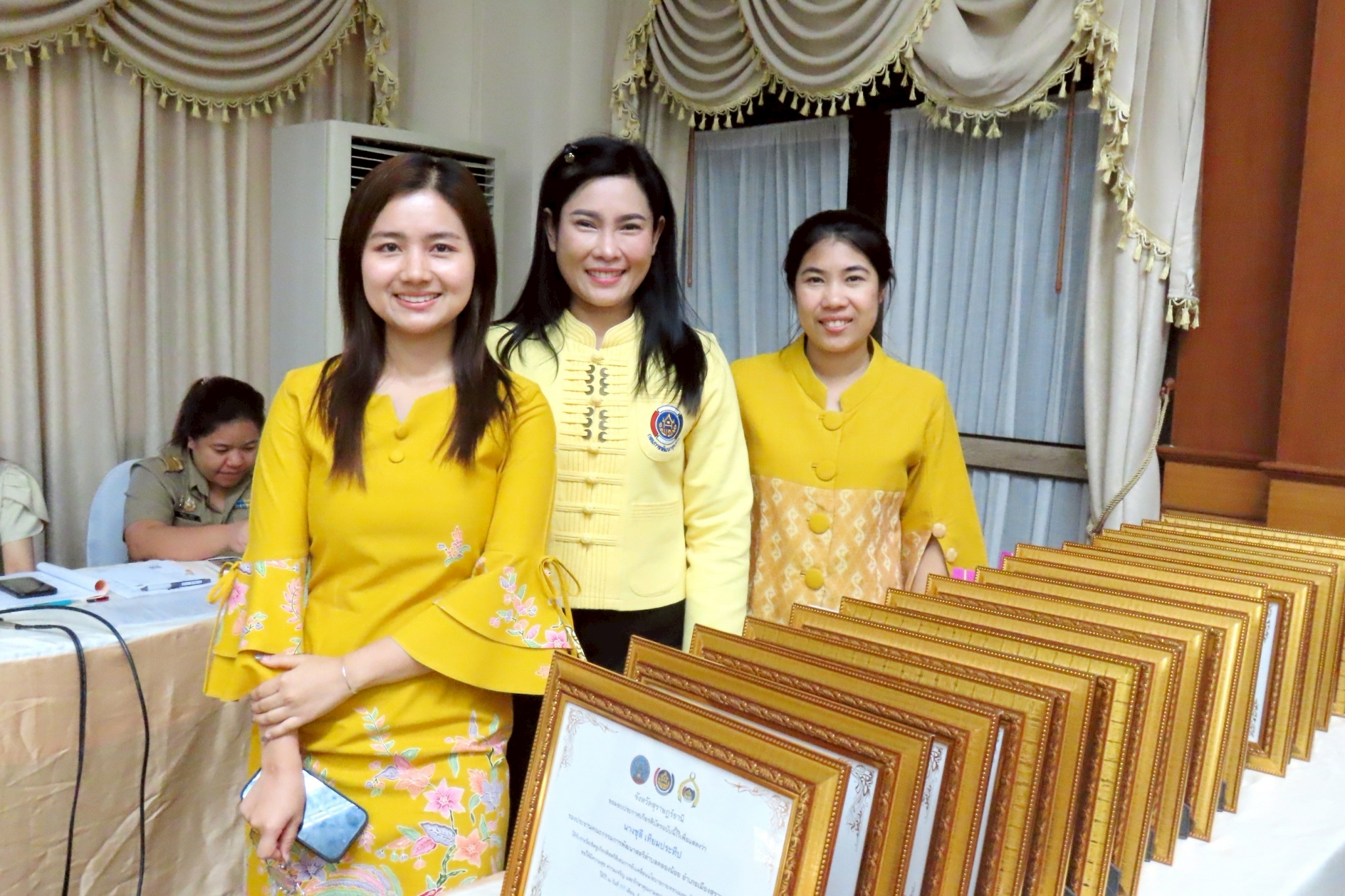 📣พช.สุราษฎร์ธานี จัดพิธีมอบประกาศเกียรติคุณคนกองทุนพัฒนาบทบาทสตรีดีเด่นระดับจังหวัด ตามโครงการเชิดชูเกียรติคนกองทุนพัฒนาบทบาทสตรี ประจำปี 2568 และประกาศเกียรติคุณสตรีดีเด่นการขับเคลื่อนนโยบายกระทรวงมหาดไทย ประจำปี 2568