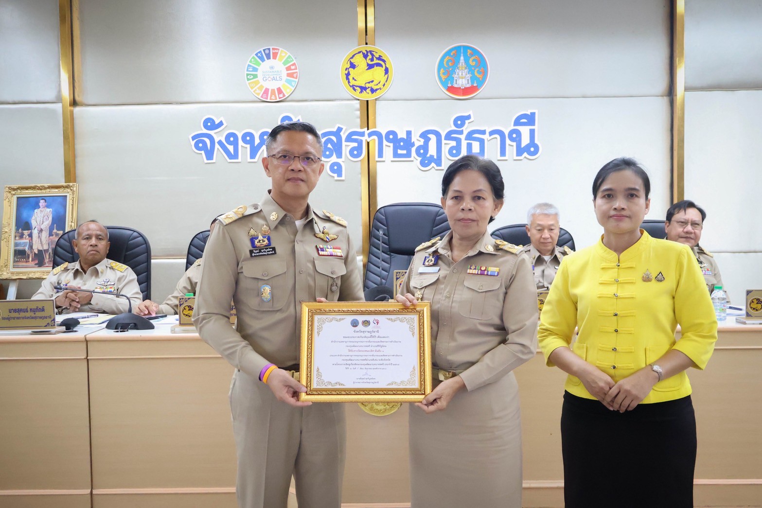 📣พช.สุราษฎร์ธานี จัดพิธีมอบประกาศเกียรติคุณคนกองทุนพัฒนาบทบาทสตรีดีเด่นระดับจังหวัด ตามโครงการเชิดชูเกียรติคนกองทุนพัฒนาบทบาทสตรี ประจำปี 2568 และประกาศเกียรติคุณสตรีดีเด่นการขับเคลื่อนนโยบายกระทรวงมหาดไทย ประจำปี 2568