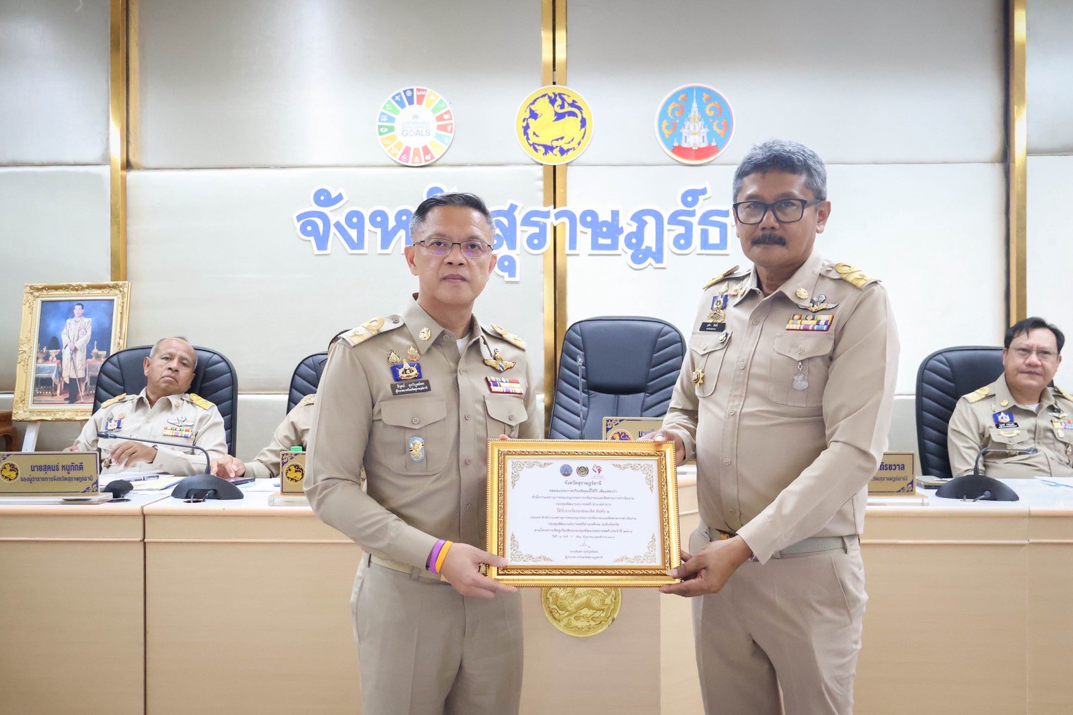 📣พช.สุราษฎร์ธานี จัดพิธีมอบประกาศเกียรติคุณคนกองทุนพัฒนาบทบาทสตรีดีเด่นระดับจังหวัด ตามโครงการเชิดชูเกียรติคนกองทุนพัฒนาบทบาทสตรี ประจำปี 2568 และประกาศเกียรติคุณสตรีดีเด่นการขับเคลื่อนนโยบายกระทรวงมหาดไทย ประจำปี 2568