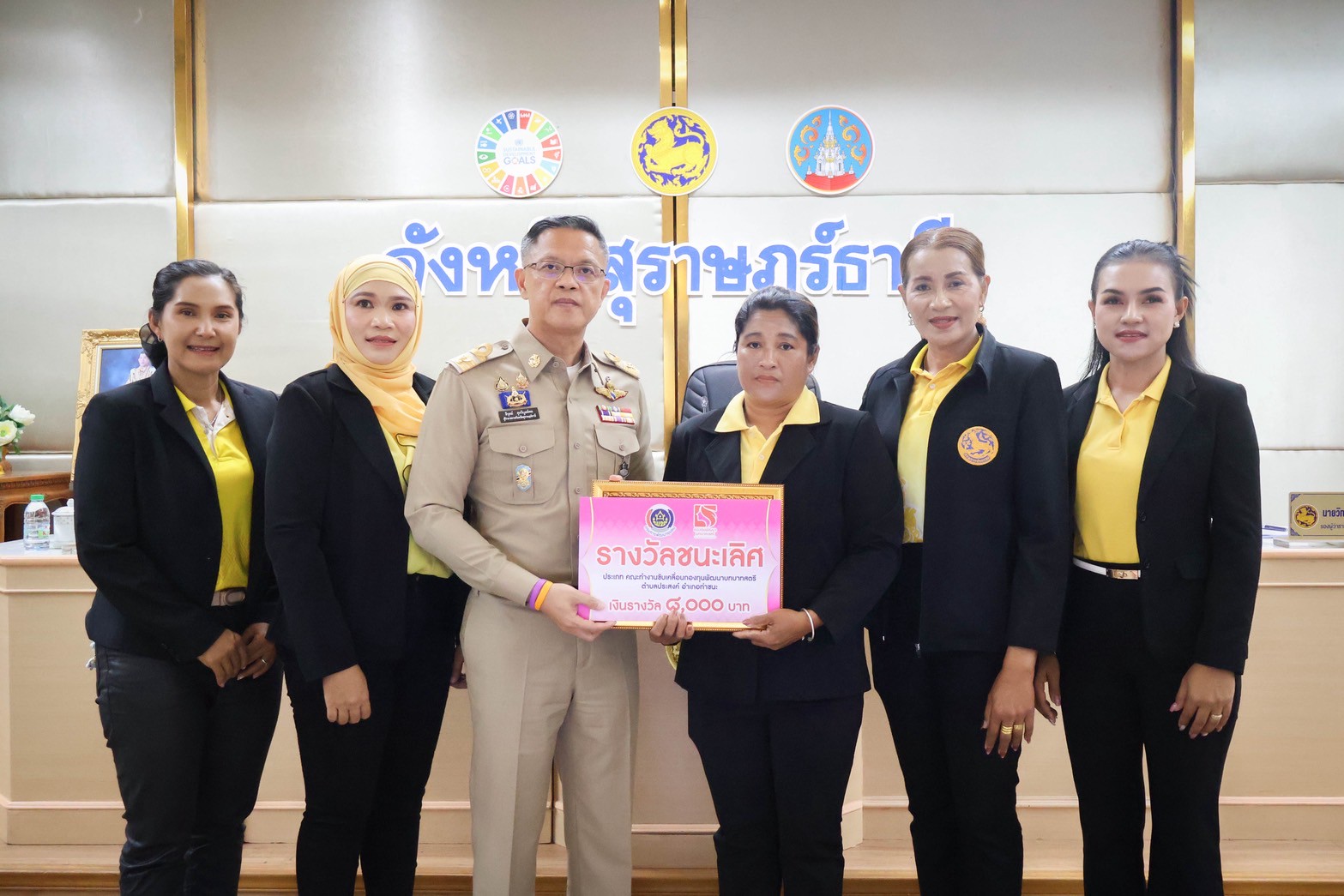 📣พช.สุราษฎร์ธานี จัดพิธีมอบประกาศเกียรติคุณคนกองทุนพัฒนาบทบาทสตรีดีเด่นระดับจังหวัด ตามโครงการเชิดชูเกียรติคนกองทุนพัฒนาบทบาทสตรี ประจำปี 2568 และประกาศเกียรติคุณสตรีดีเด่นการขับเคลื่อนนโยบายกระทรวงมหาดไทย ประจำปี 2568