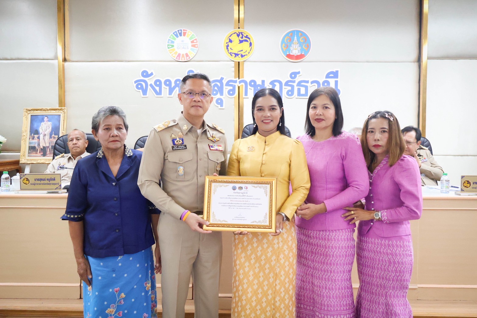 📣พช.สุราษฎร์ธานี จัดพิธีมอบประกาศเกียรติคุณคนกองทุนพัฒนาบทบาทสตรีดีเด่นระดับจังหวัด ตามโครงการเชิดชูเกียรติคนกองทุนพัฒนาบทบาทสตรี ประจำปี 2568 และประกาศเกียรติคุณสตรีดีเด่นการขับเคลื่อนนโยบายกระทรวงมหาดไทย ประจำปี 2568