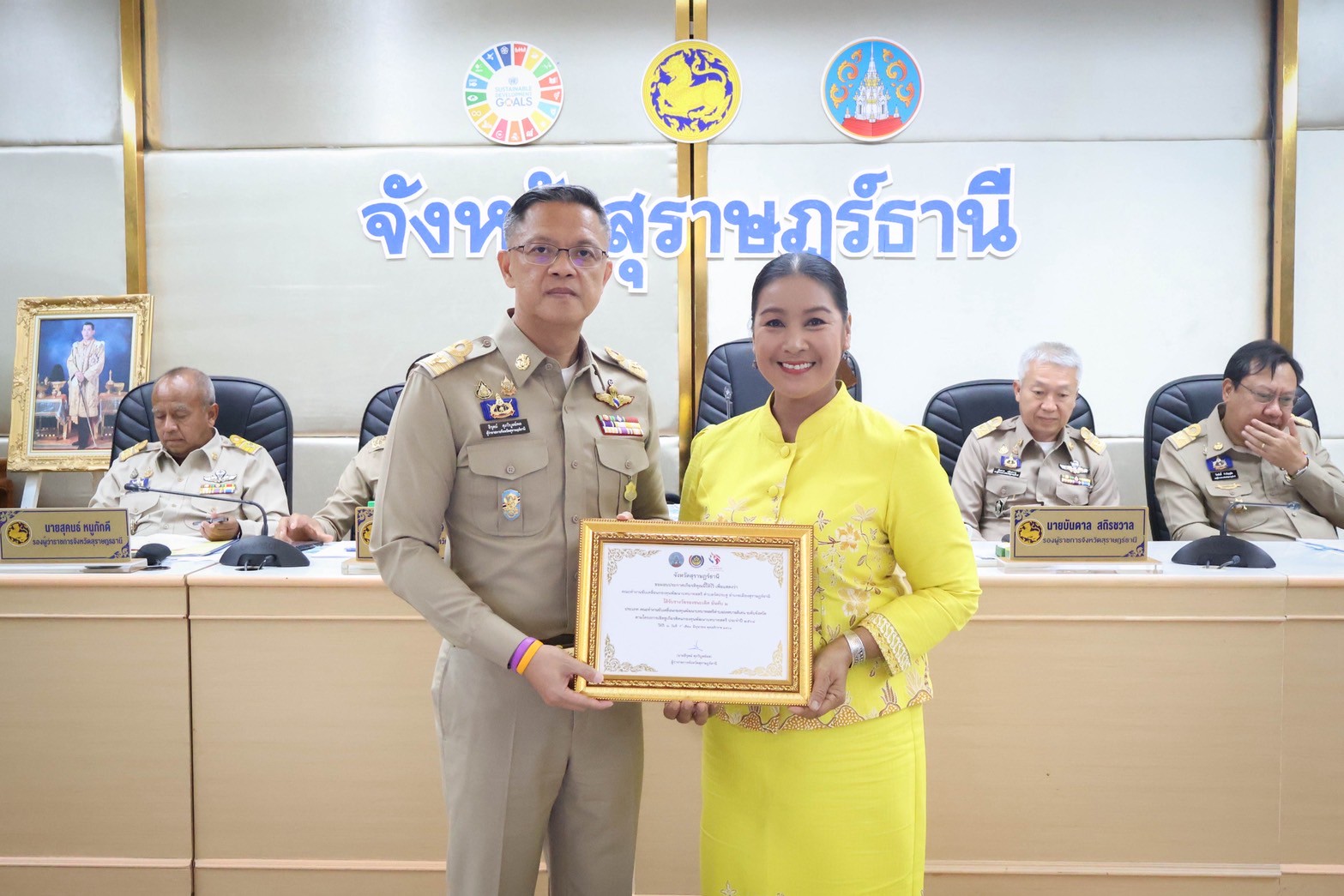 📣พช.สุราษฎร์ธานี จัดพิธีมอบประกาศเกียรติคุณคนกองทุนพัฒนาบทบาทสตรีดีเด่นระดับจังหวัด ตามโครงการเชิดชูเกียรติคนกองทุนพัฒนาบทบาทสตรี ประจำปี 2568 และประกาศเกียรติคุณสตรีดีเด่นการขับเคลื่อนนโยบายกระทรวงมหาดไทย ประจำปี 2568