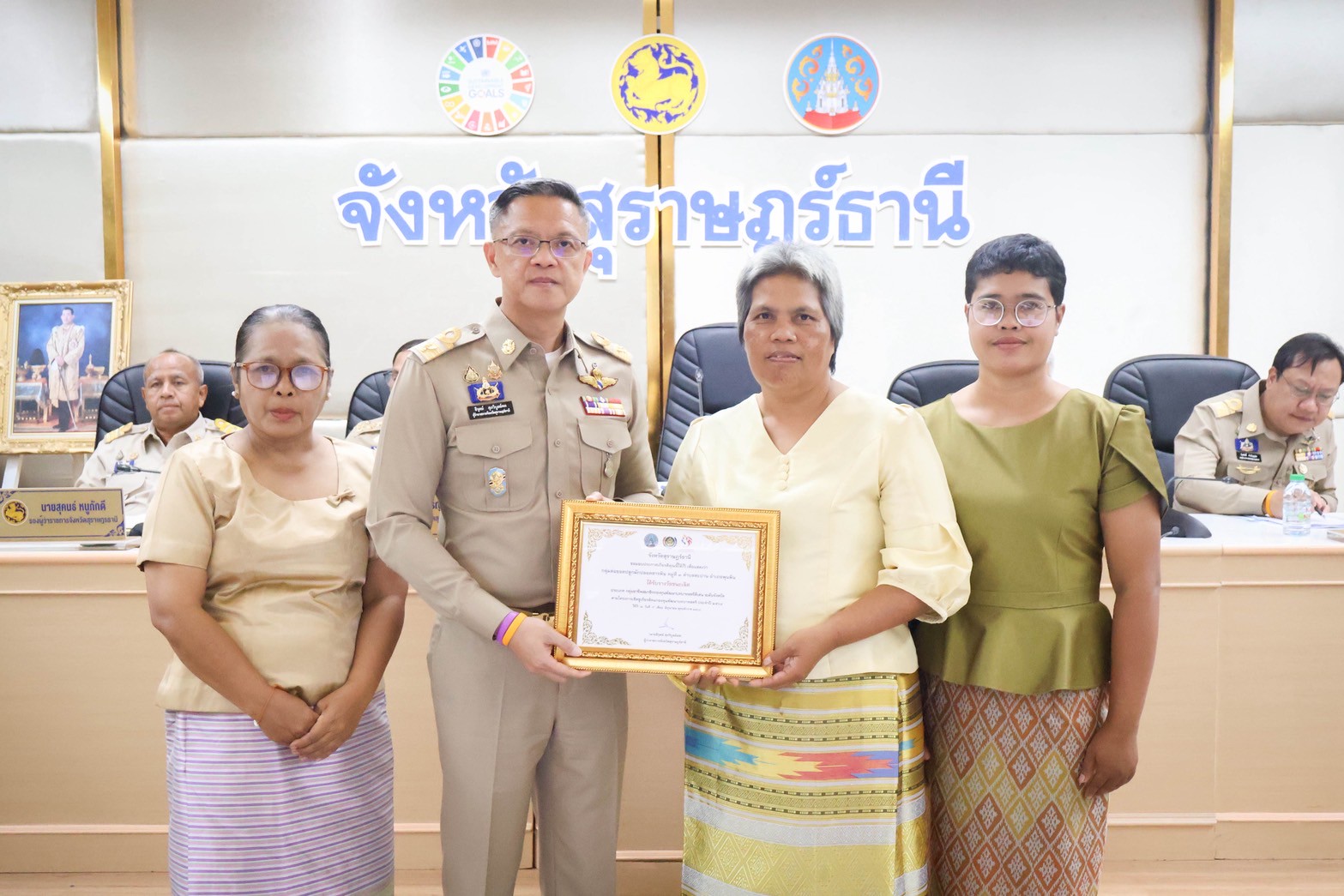 📣พช.สุราษฎร์ธานี จัดพิธีมอบประกาศเกียรติคุณคนกองทุนพัฒนาบทบาทสตรีดีเด่นระดับจังหวัด ตามโครงการเชิดชูเกียรติคนกองทุนพัฒนาบทบาทสตรี ประจำปี 2568 และประกาศเกียรติคุณสตรีดีเด่นการขับเคลื่อนนโยบายกระทรวงมหาดไทย ประจำปี 2568