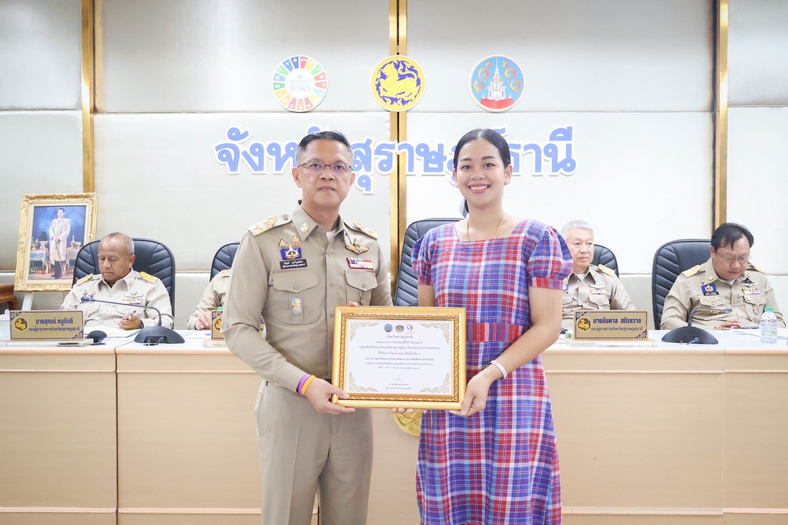 📣พช.สุราษฎร์ธานี จัดพิธีมอบประกาศเกียรติคุณคนกองทุนพัฒนาบทบาทสตรีดีเด่นระดับจังหวัด ตามโครงการเชิดชูเกียรติคนกองทุนพัฒนาบทบาทสตรี ประจำปี 2568 และประกาศเกียรติคุณสตรีดีเด่นการขับเคลื่อนนโยบายกระทรวงมหาดไทย ประจำปี 2568