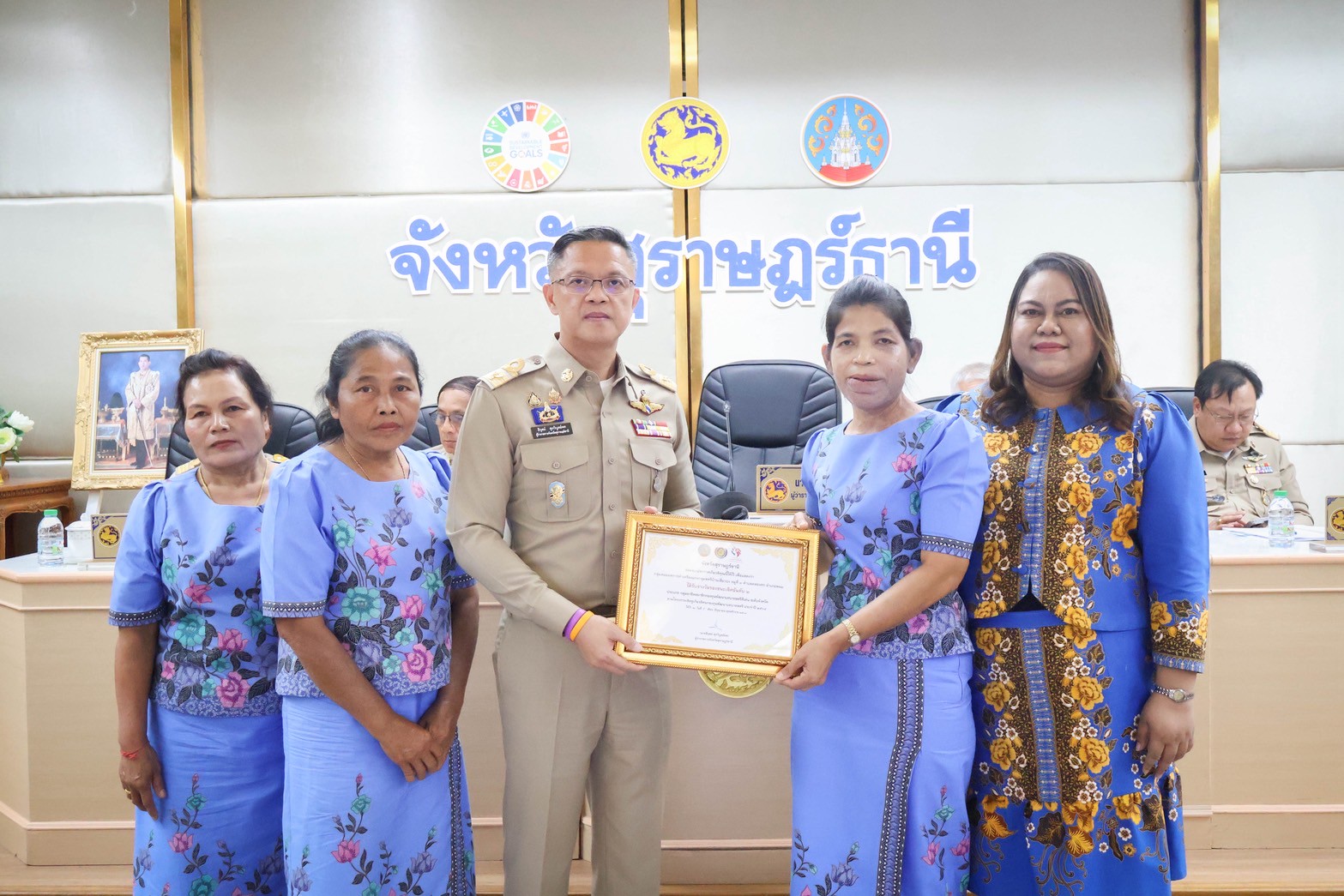 📣พช.สุราษฎร์ธานี จัดพิธีมอบประกาศเกียรติคุณคนกองทุนพัฒนาบทบาทสตรีดีเด่นระดับจังหวัด ตามโครงการเชิดชูเกียรติคนกองทุนพัฒนาบทบาทสตรี ประจำปี 2568 และประกาศเกียรติคุณสตรีดีเด่นการขับเคลื่อนนโยบายกระทรวงมหาดไทย ประจำปี 2568