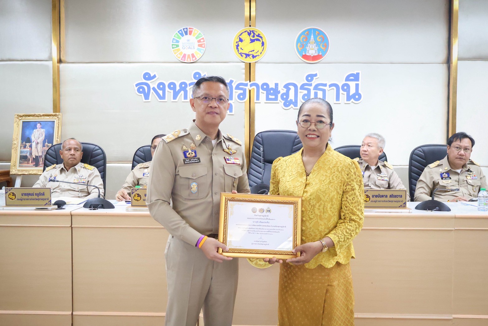 📣พช.สุราษฎร์ธานี จัดพิธีมอบประกาศเกียรติคุณคนกองทุนพัฒนาบทบาทสตรีดีเด่นระดับจังหวัด ตามโครงการเชิดชูเกียรติคนกองทุนพัฒนาบทบาทสตรี ประจำปี 2568 และประกาศเกียรติคุณสตรีดีเด่นการขับเคลื่อนนโยบายกระทรวงมหาดไทย ประจำปี 2568