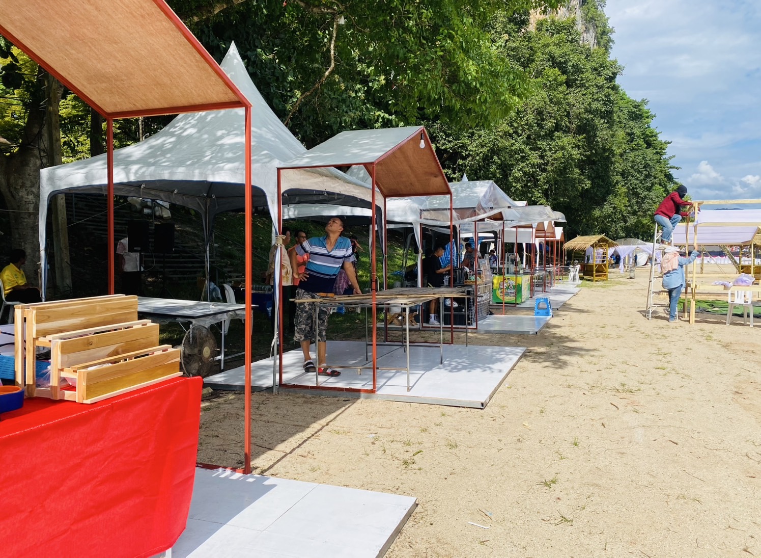 ของดีจากชุมชน ! พช.สุราษฎร์ร่วมกับท่องเที่ยวและกีฬาสุราษฎร์ เทศบาลเมืองนาสาร ส่งเสริมผลิตภัณฑ์ OTOP ในงานเงาะโรงเรียนนาสาร GI สุราษฎร์ธานี ประจำปี 2568