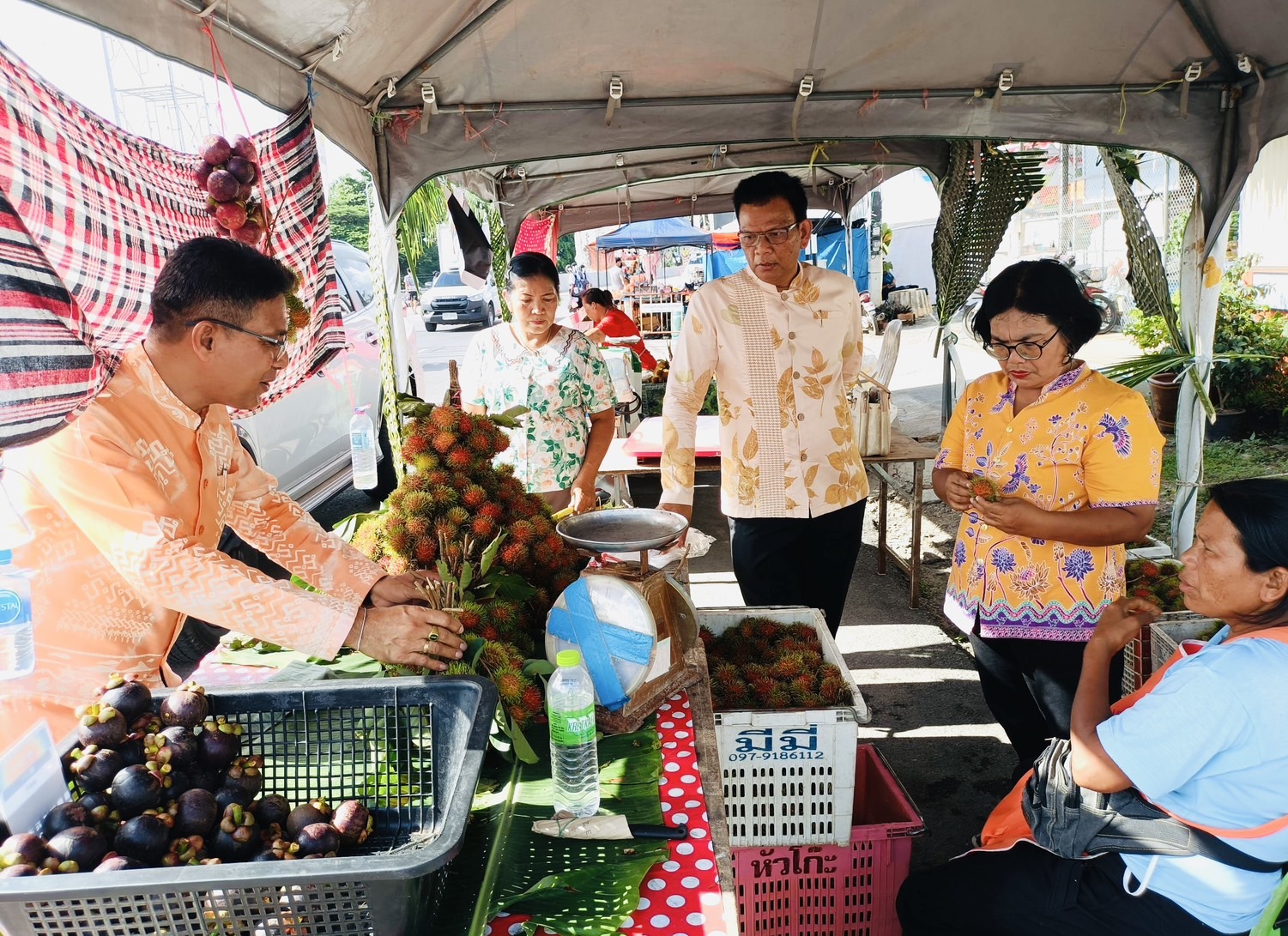 ของดีจากชุมชน ! พช.สุราษฎร์ร่วมกับท่องเที่ยวและกีฬาสุราษฎร์ เทศบาลเมืองนาสาร ส่งเสริมผลิตภัณฑ์ OTOP ในงานเงาะโรงเรียนนาสาร GI สุราษฎร์ธานี ประจำปี 2568
